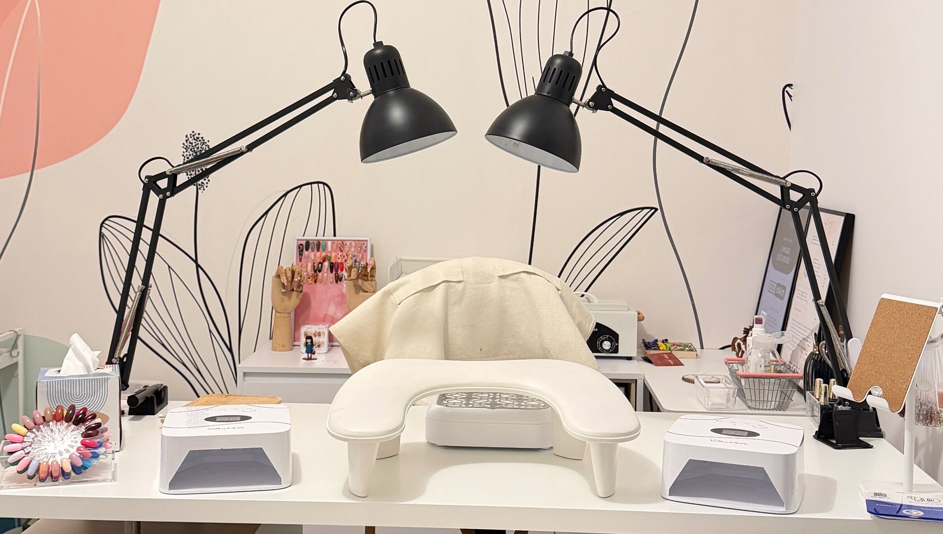 Station de manucure professionnelle à Fj Nail Art Studio, Bellerive-sur-allier, Auvergne-rhône-alpes, FR.