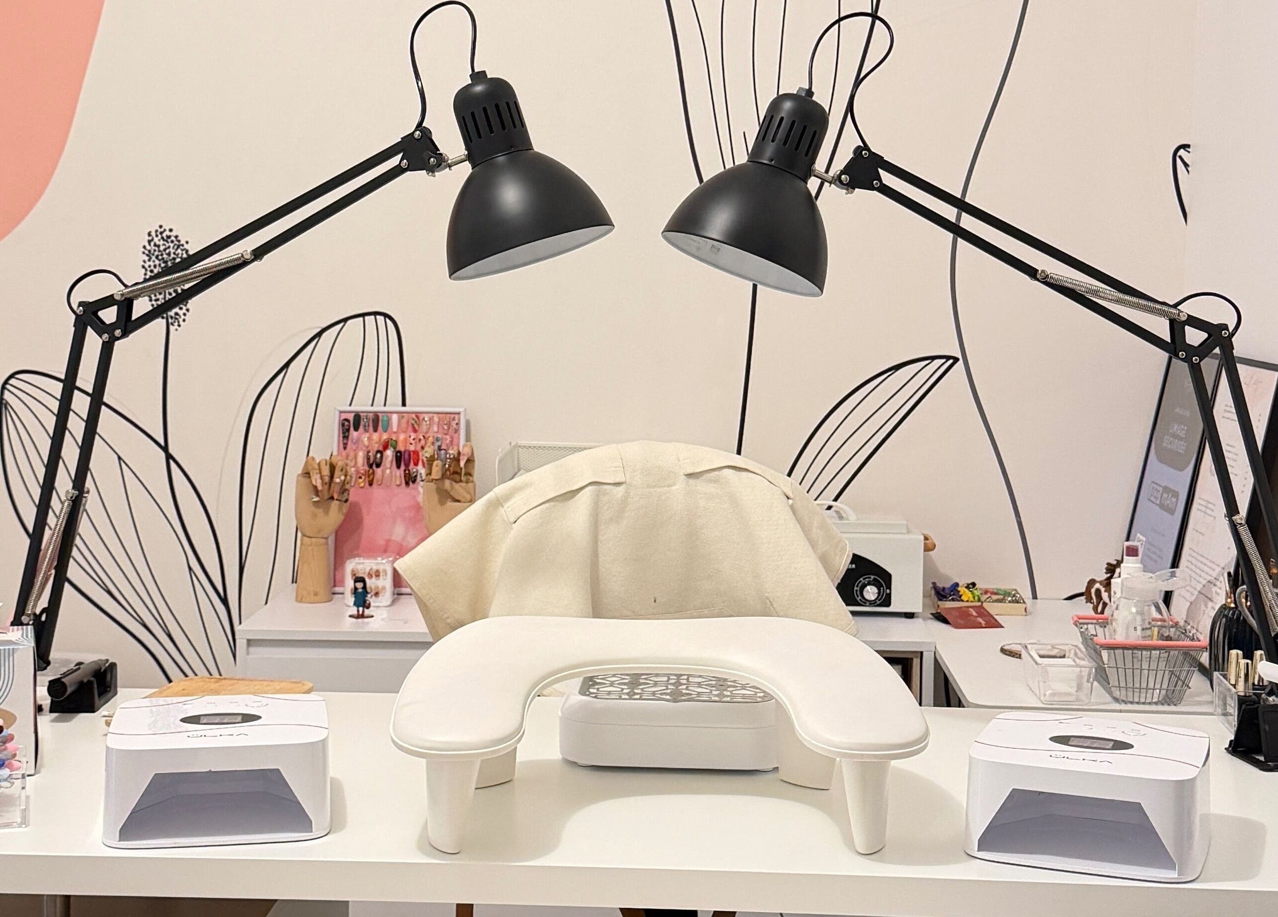 Station de manucure professionnelle à Fj Nail Art Studio, Bellerive-sur-allier, Auvergne-rhône-alpes, FR.