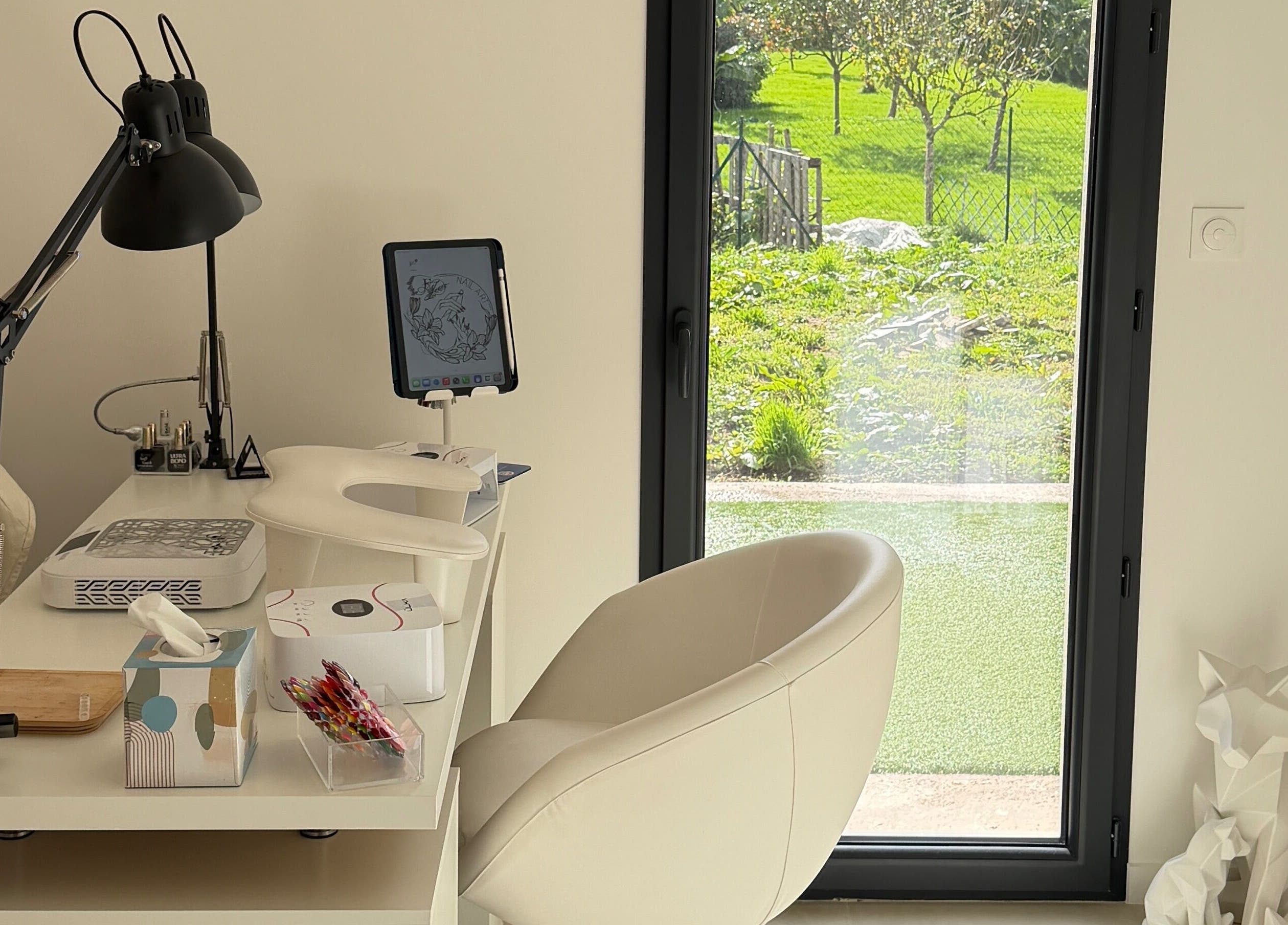 Intérieur lumineux du Fj Nail Art Studio à Bellerive-sur-Allier, Auvergne-Rhône-Alpes, FR, avec siège manucure.