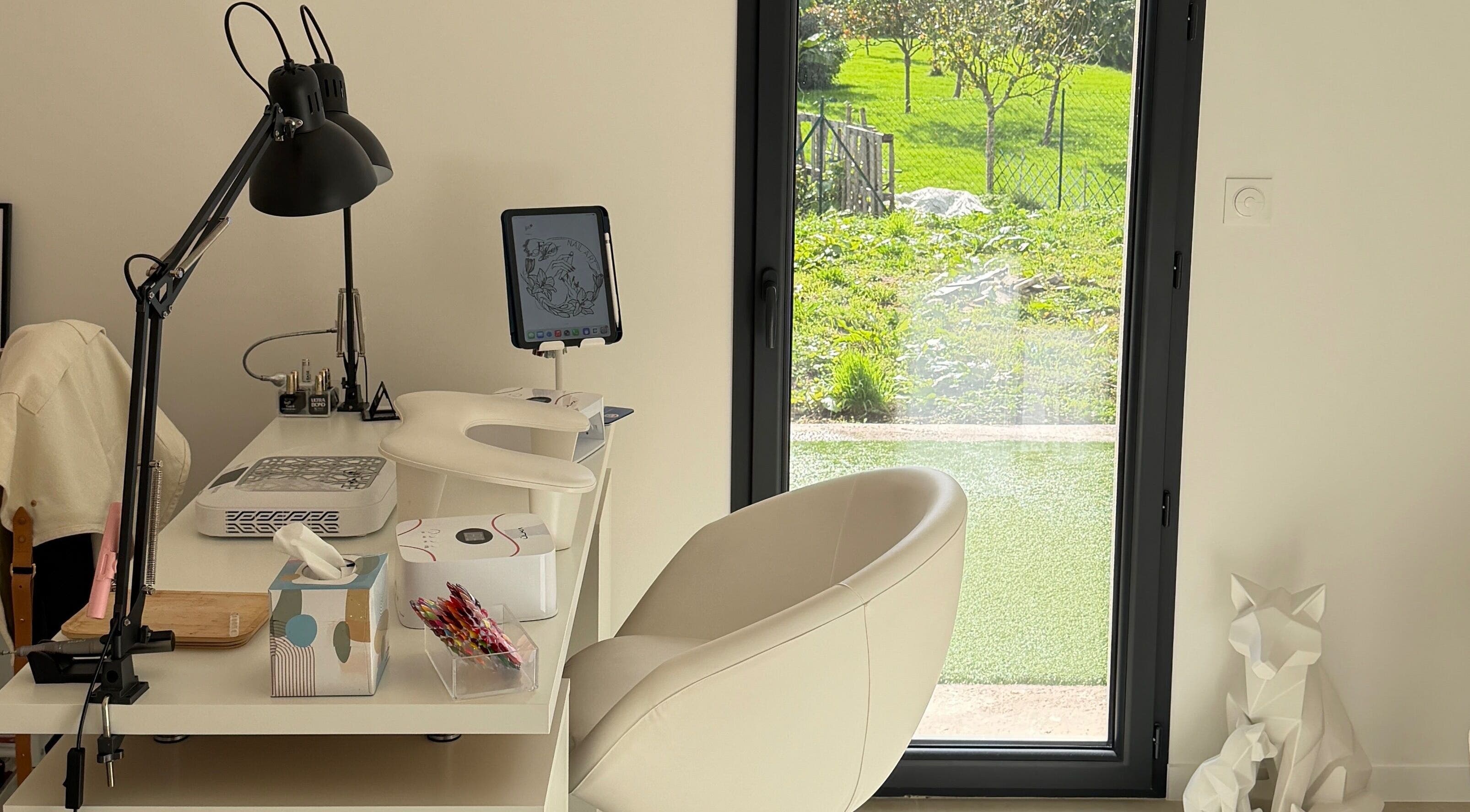 Intérieur lumineux du Fj Nail Art Studio à Bellerive-sur-Allier, Auvergne-Rhône-Alpes, FR, avec siège manucure.