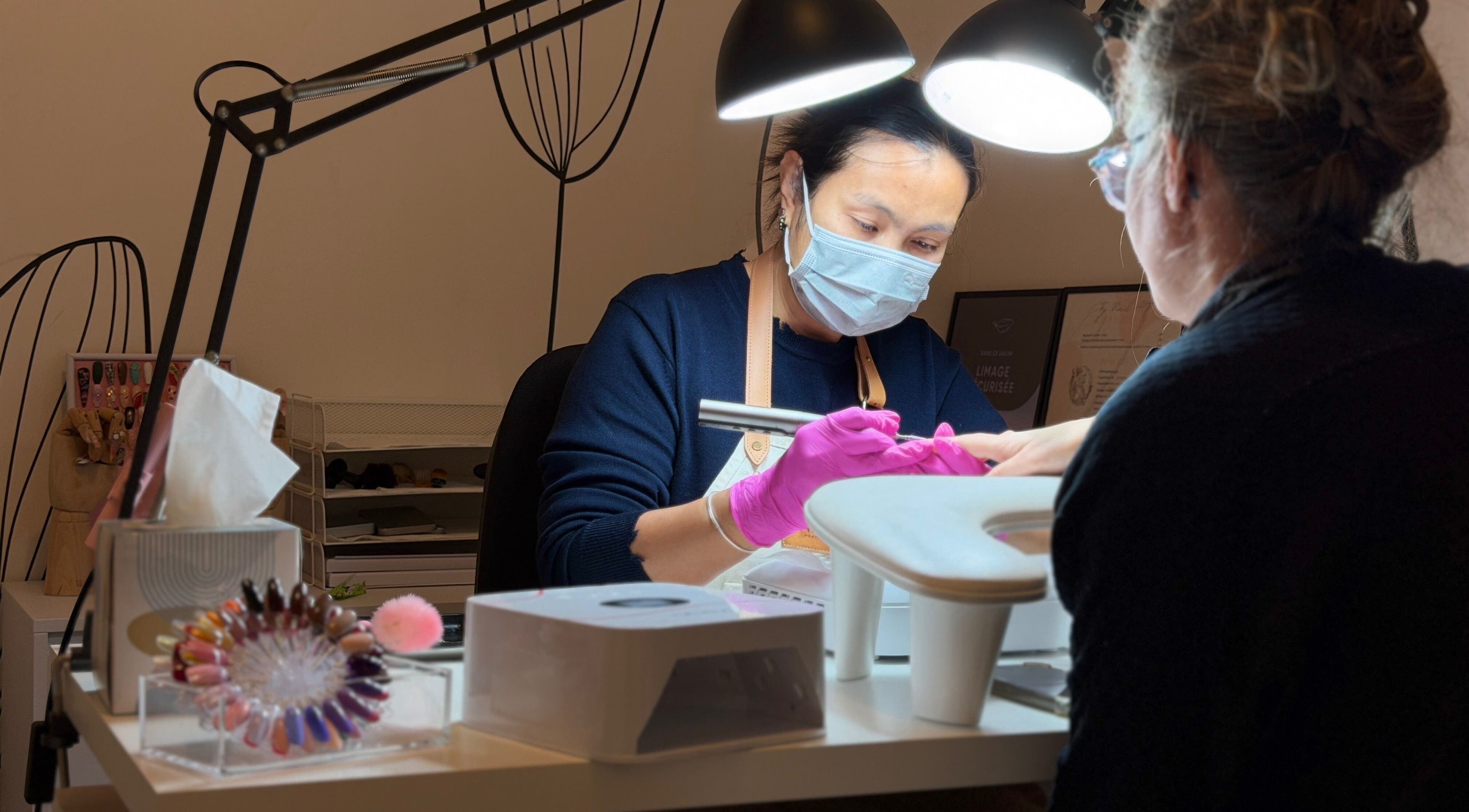 Technicienne réalisant une manucure à Fj Nail Art Studio à Bellerive-sur-Allier, Auvergne-Rhône-Alpes, FR.