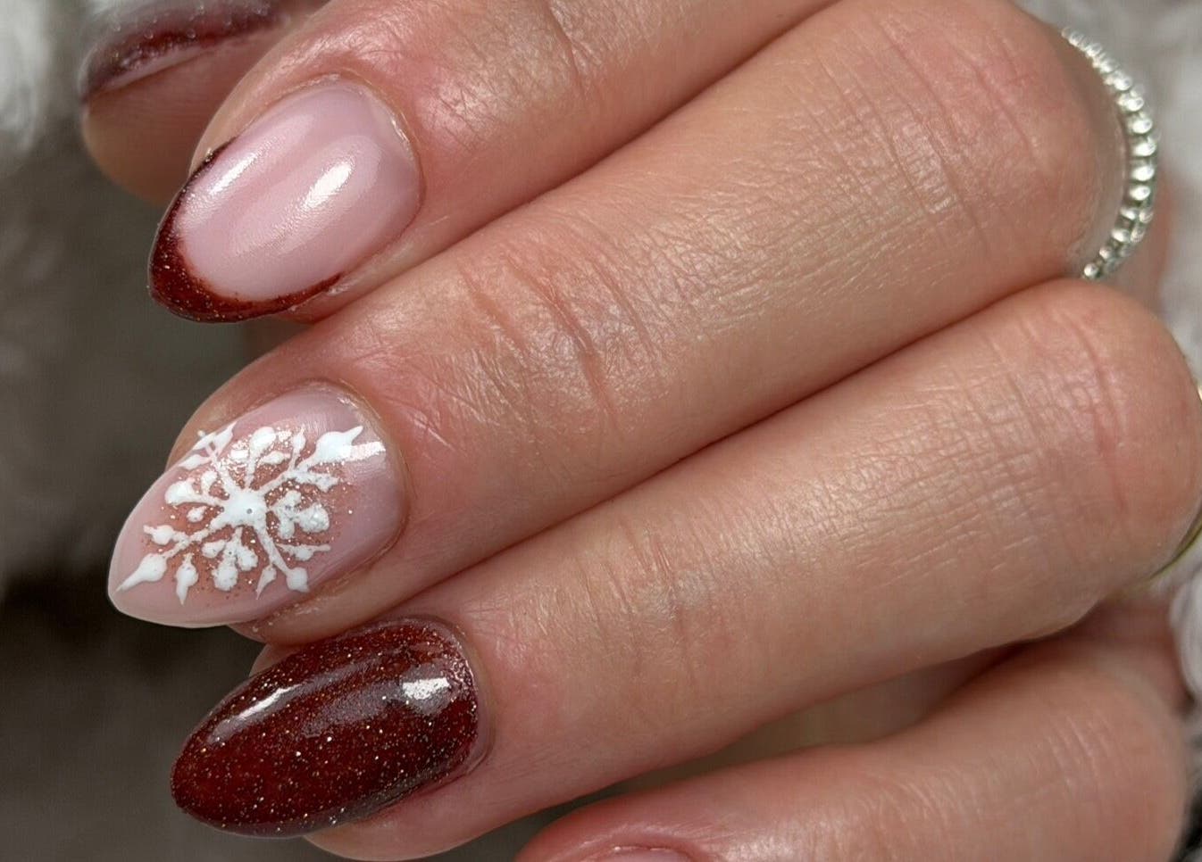 Nail art hivernal élégant à Fj Nail Art Studio, Bellerive-sur-Allier, Auvergne-Rhône-Alpes, FR.