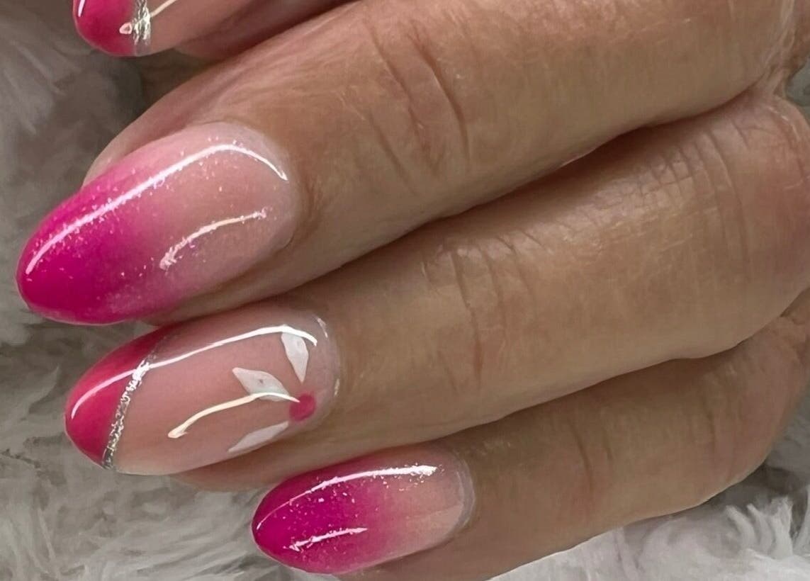 Nail art rose avec motif floral chez Fj Nail Art Studio, Bellerive-sur-Allier, Auvergne-Rhône-Alpes, FR.