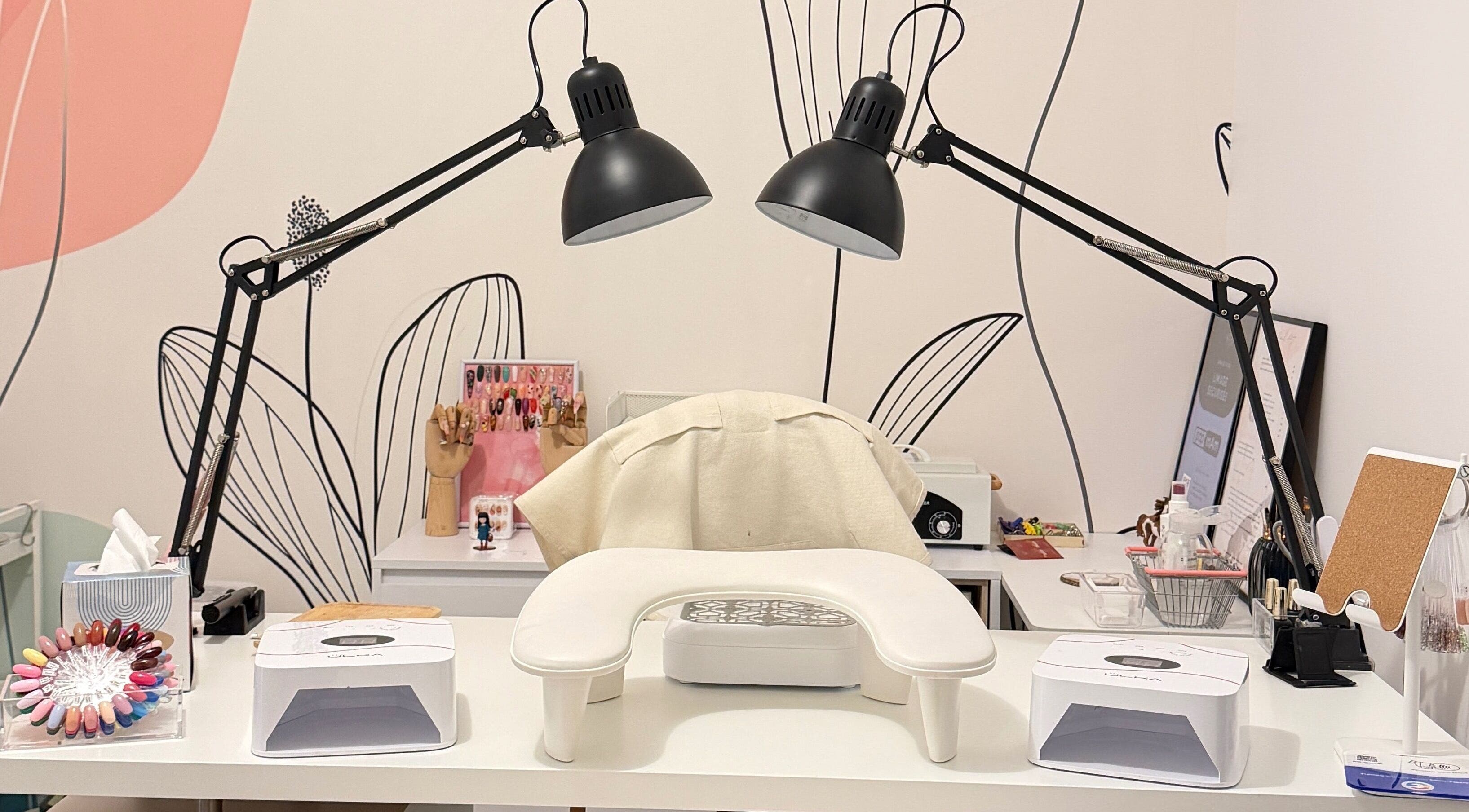 Poste de travail moderne chez Fj Nail Art Studio à Bellerive-sur-Allier, Auvergne-Rhône-Alpes, FR.