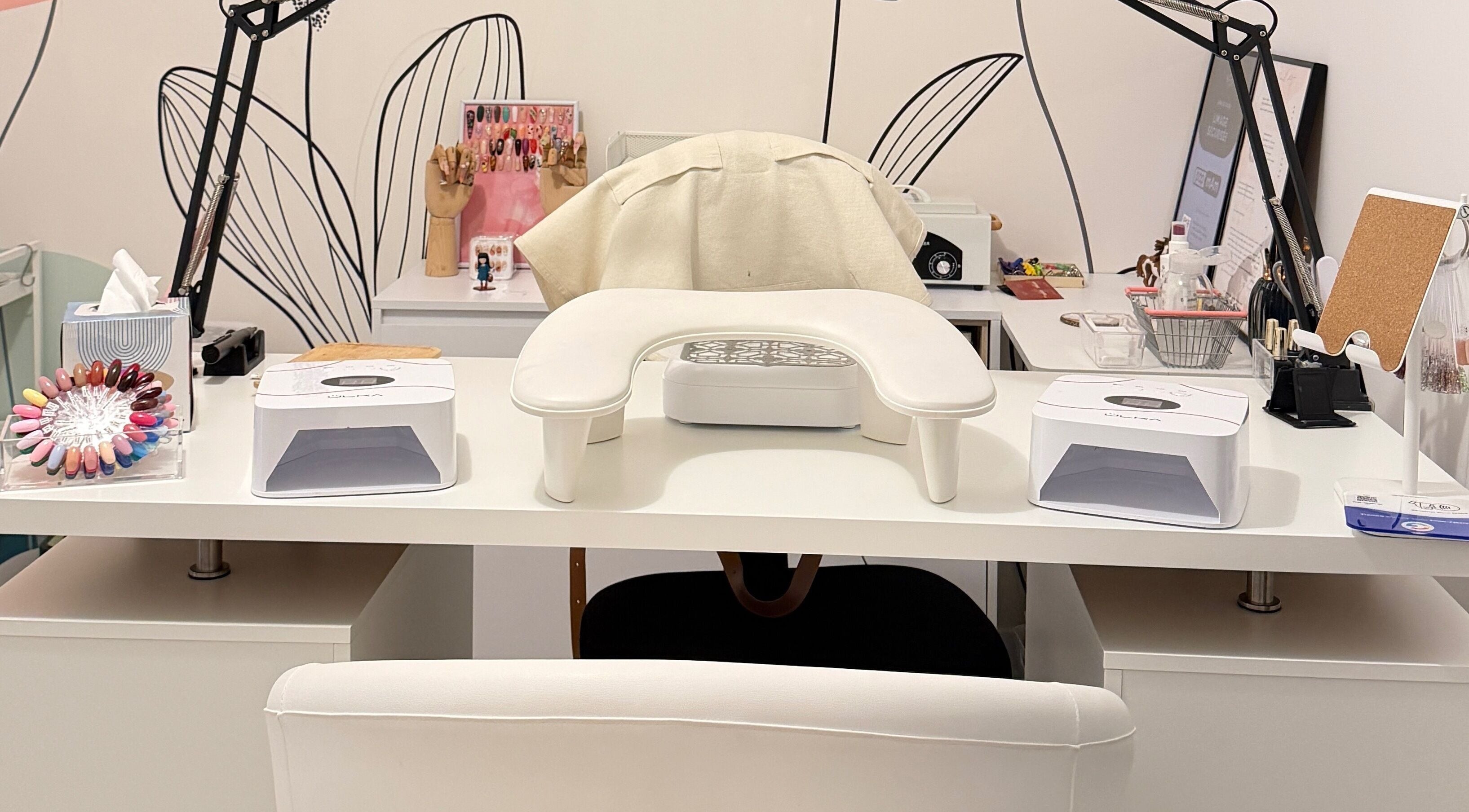 Table de soin ongle au Fj Nail Art Studio à Bellerive-sur-Allier, Auvergne-Rhône-Alpes, FR, avec vernis colorés.