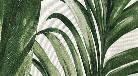 Detalhe de folhas tropicais na decoração do Inessantana_ em Samora Correia, Santarém, PT.