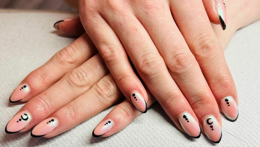 Chanelle Mills Nail Technician, bilde 1