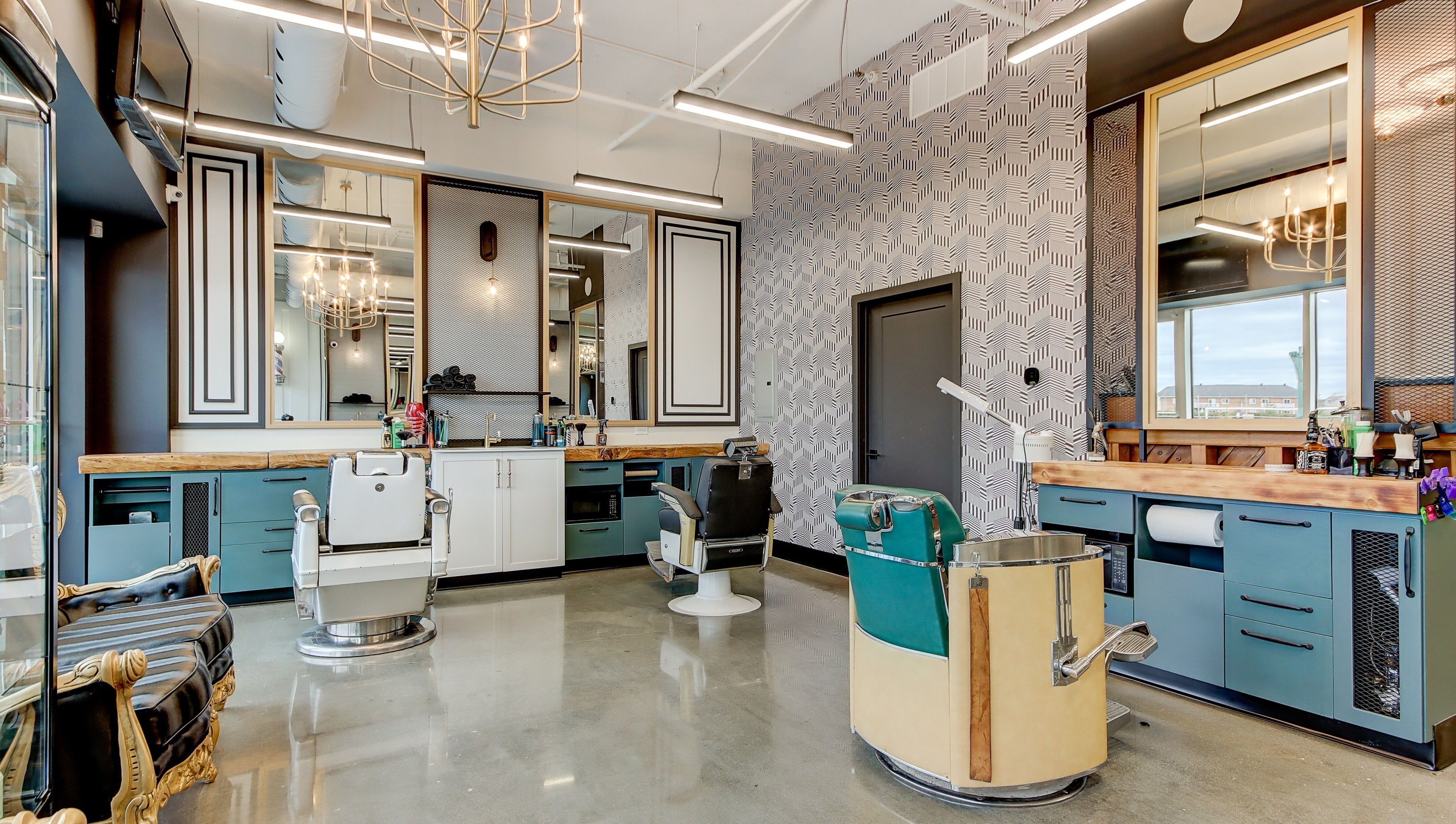 Intérieur de Joy’s Barbershop à Beloeil, Québec, CA avec fauteuils élégants et décor moderne.