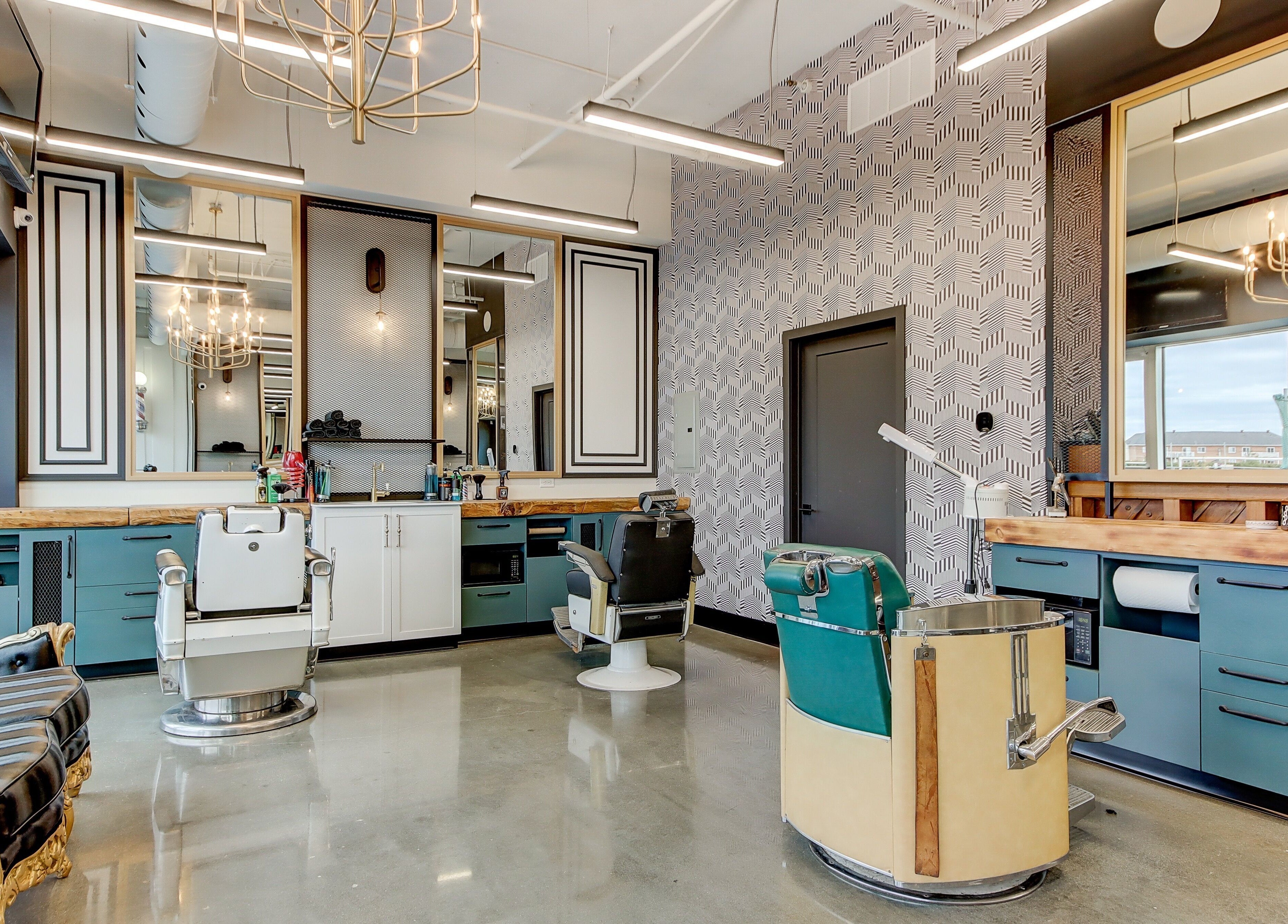 Intérieur de Joy’s Barbershop à Beloeil, Québec, CA avec fauteuils élégants et décor moderne.