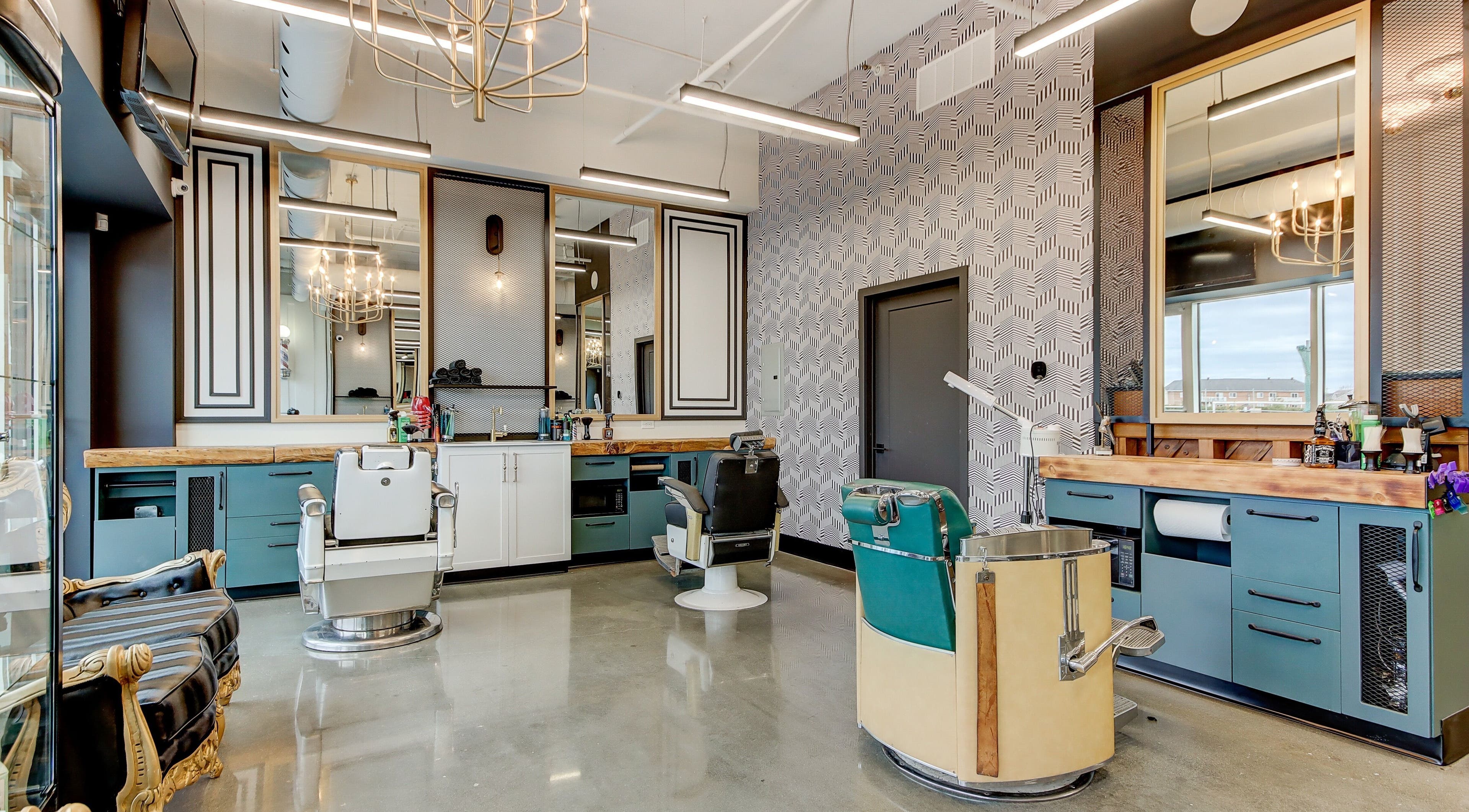 Intérieur de Joy’s Barbershop à Beloeil, Québec, CA avec fauteuils élégants et décor moderne.