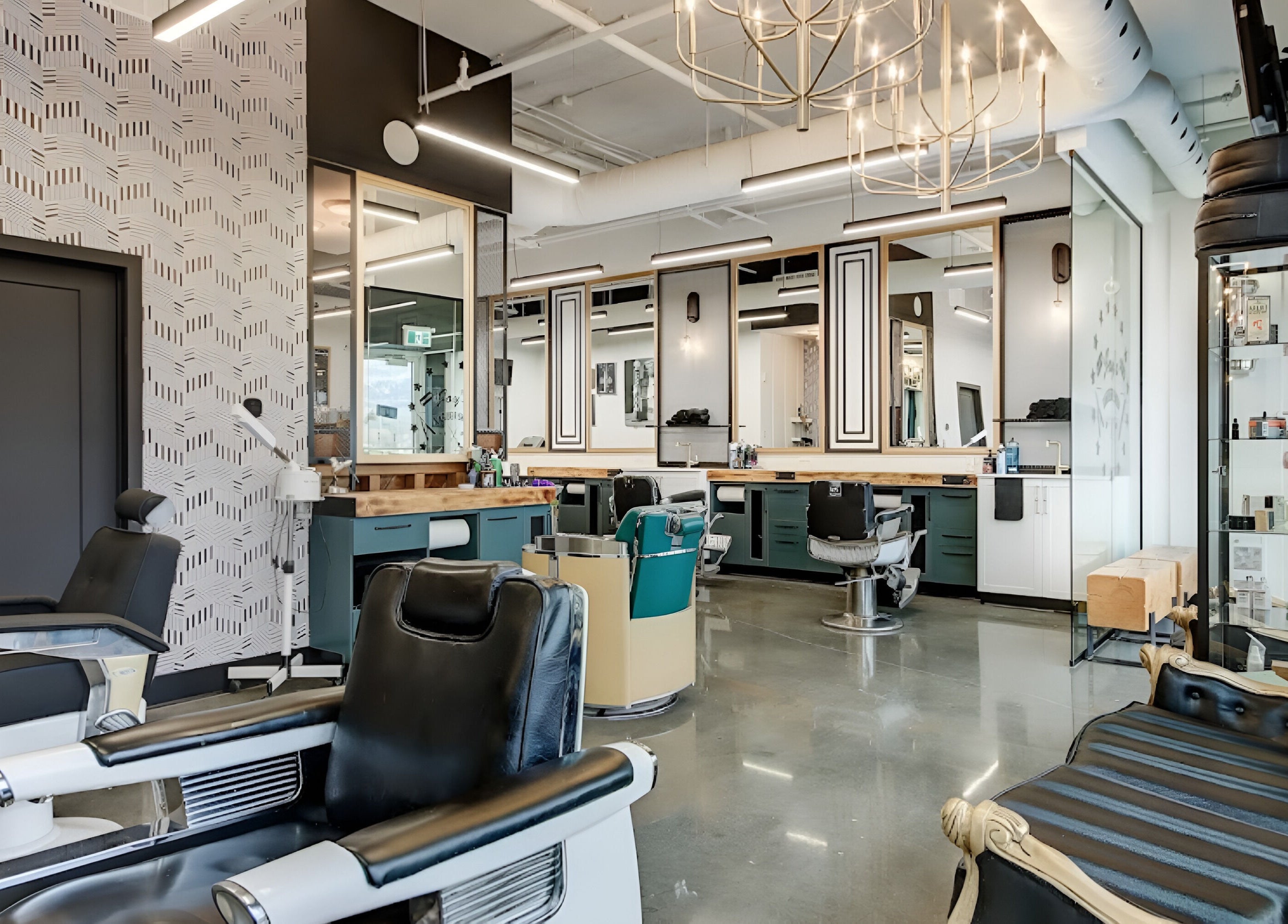 Intérieur moderne de Joy’s Barbershop à Beloeil, Québec, CA avec fauteuils de barbier élégants.