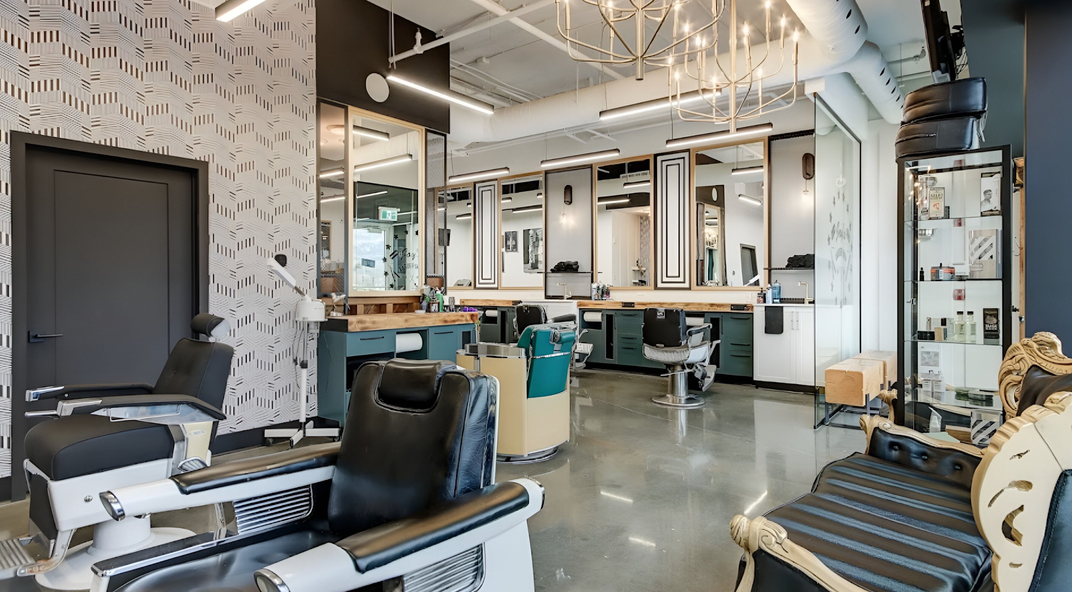 Intérieur moderne de Joy’s Barbershop à Beloeil, Québec, CA avec fauteuils de barbier élégants.