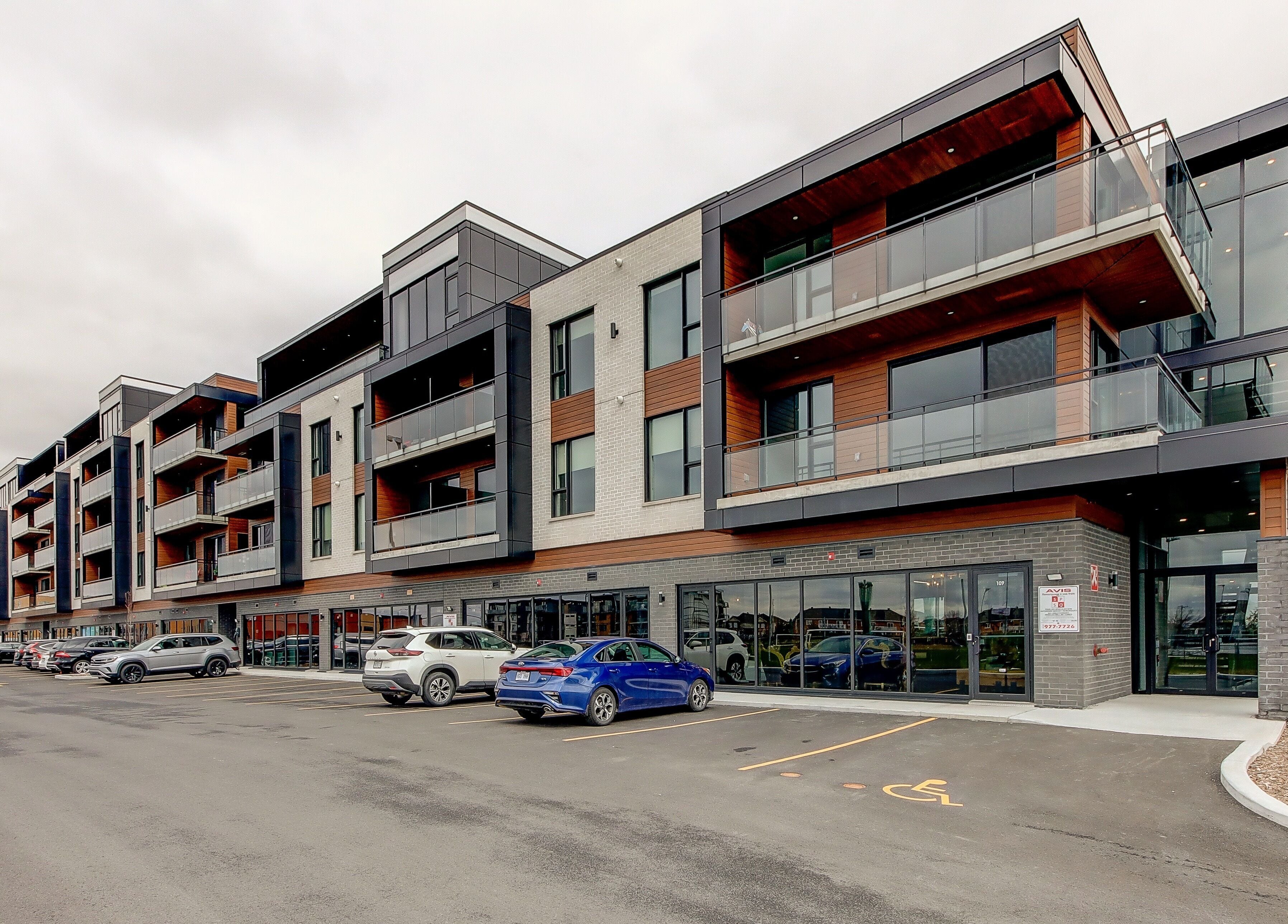Extérieur moderne de Joy's Barbershop à Beloeil, Québec, CA, dans un bâtiment contemporain.