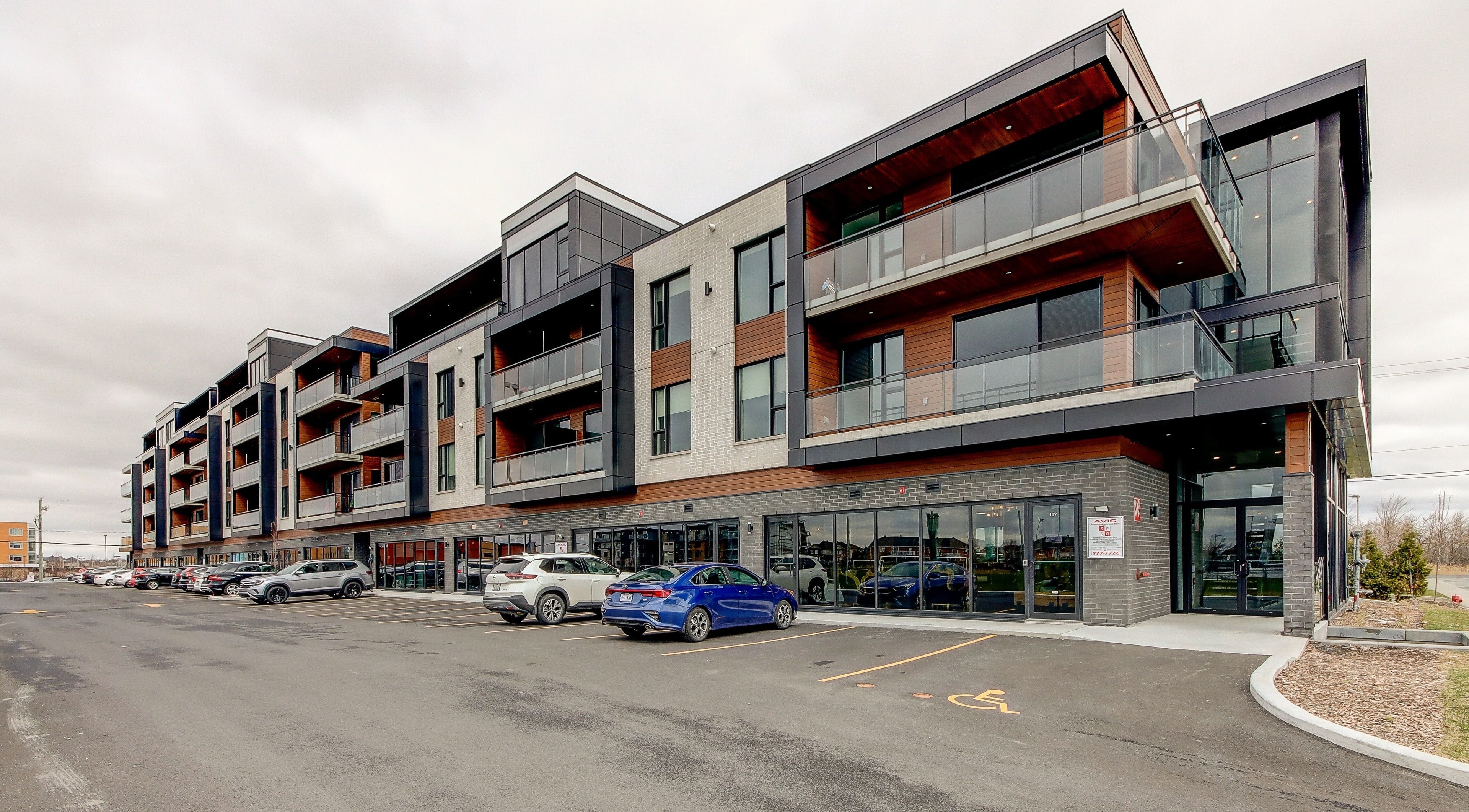 Extérieur moderne de Joy's Barbershop à Beloeil, Québec, CA, dans un bâtiment contemporain.