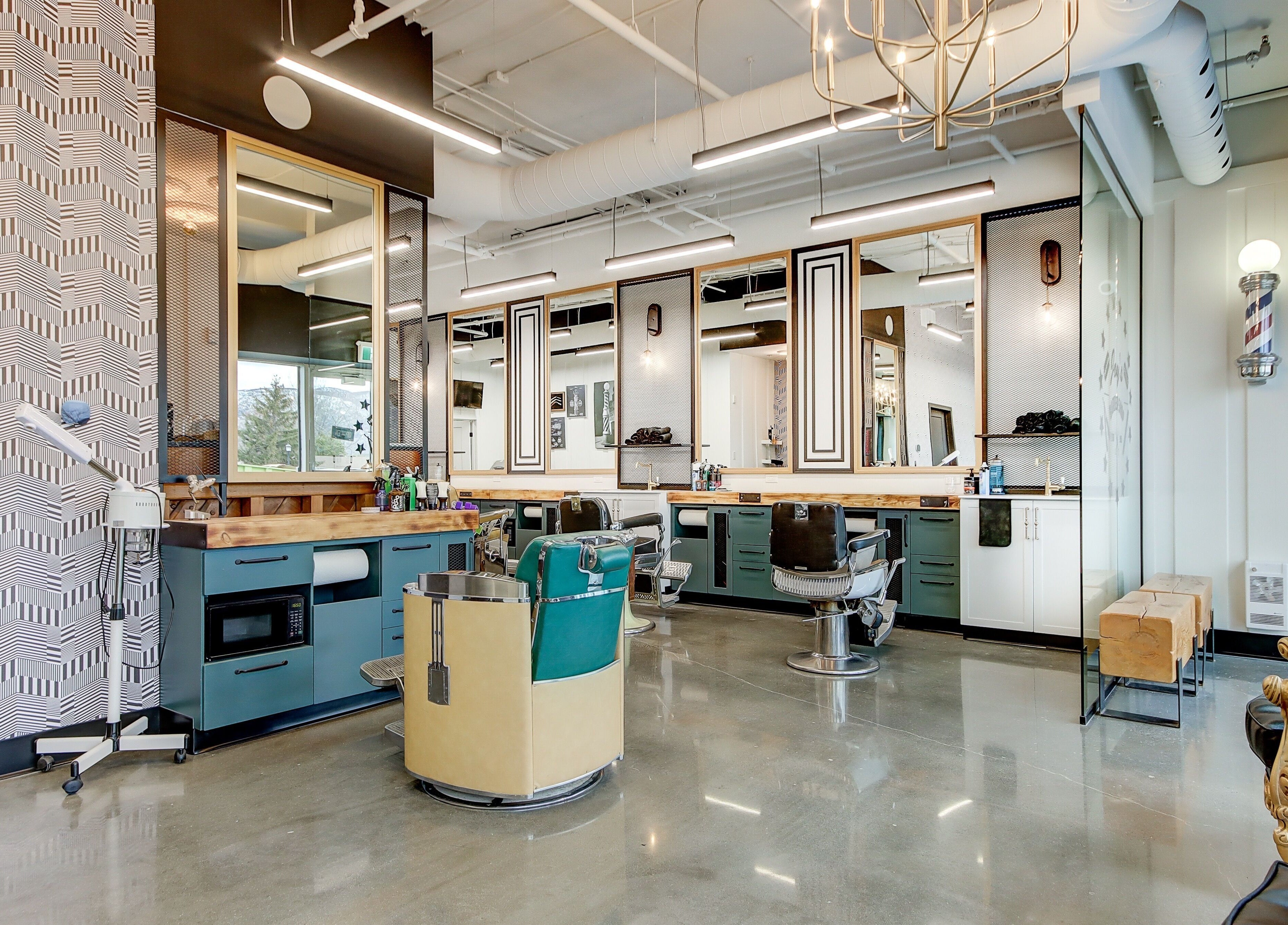 Intérieur moderne de Joy’s Barbershop à Beloeil, Québec, CA avec fauteuils et décoration élégante.