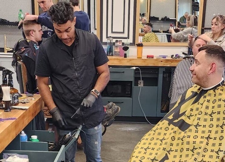 Un client reçoit une coupe de cheveux professionnelle chez Joy’s Barbershop, Beloeil, Québec, CA.