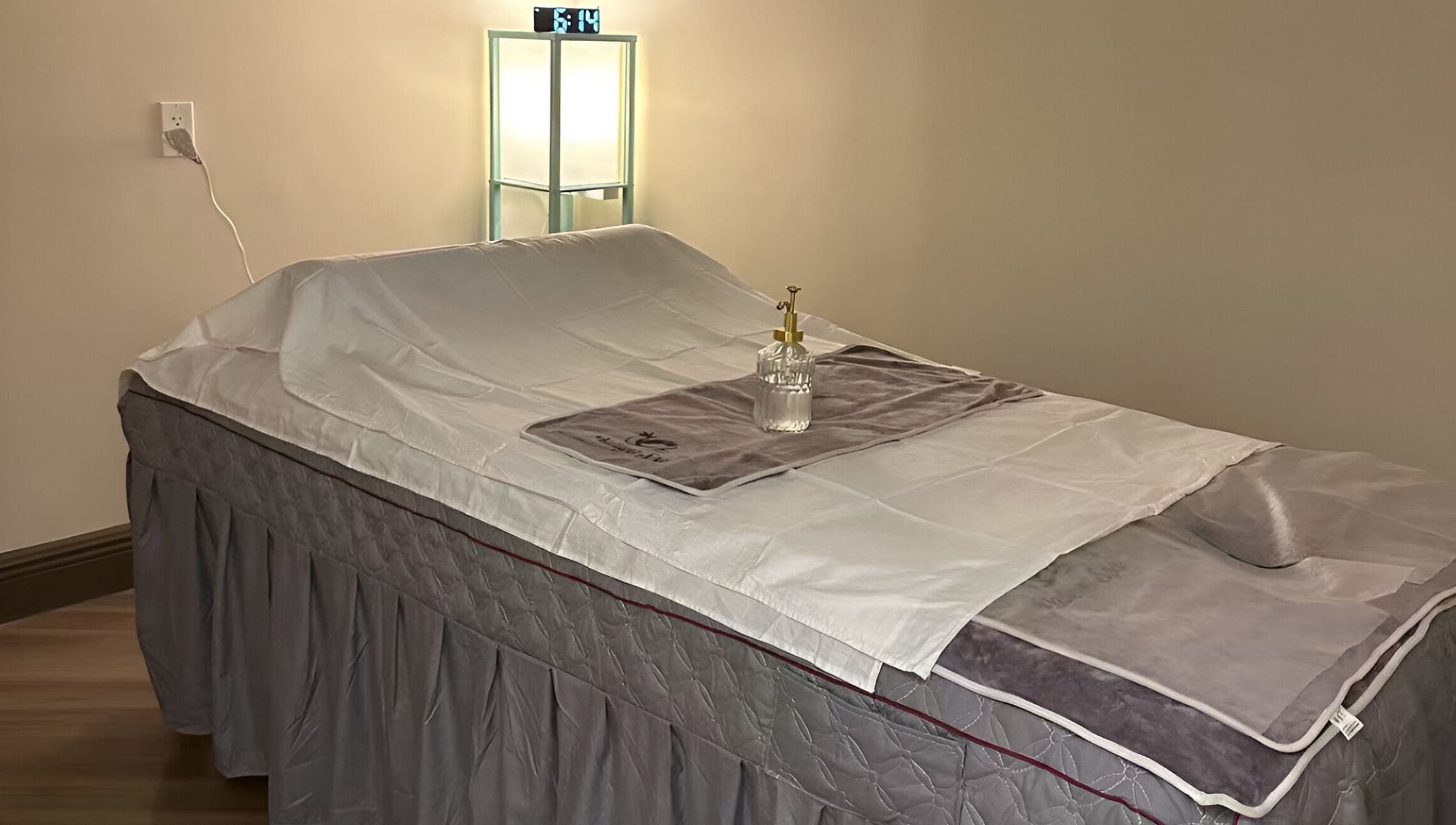 Relaxing massage table at Pattaya Spa, Pembroke Pines, Florida, US. Experience ultimate tranquility.