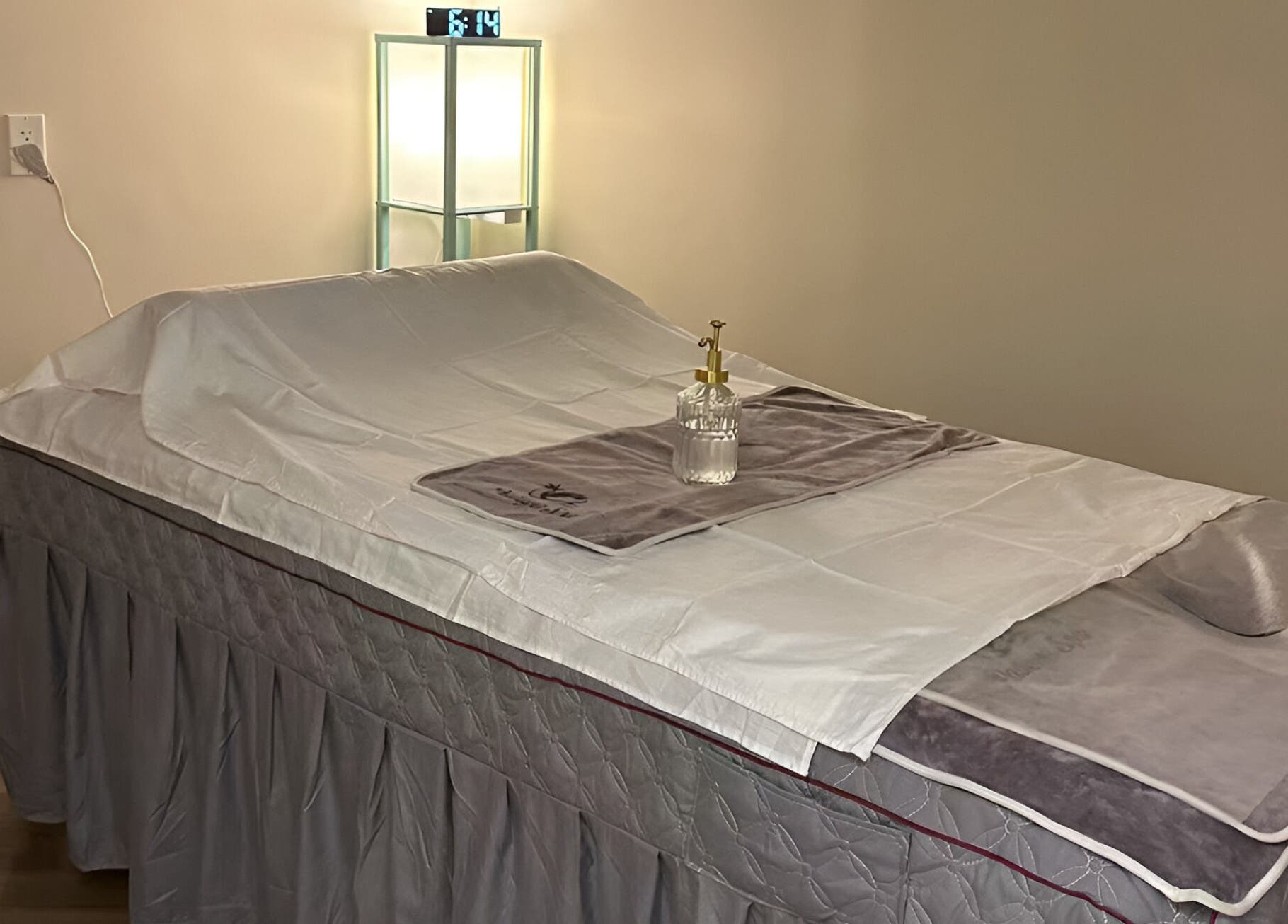 Relaxing massage table at Pattaya Spa, Pembroke Pines, Florida, US. Experience ultimate tranquility.