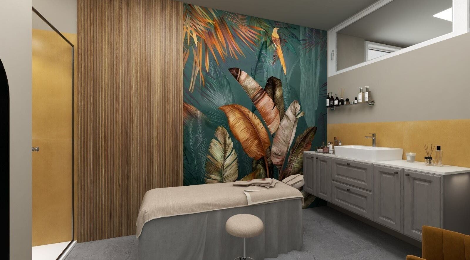 Sala trattamenti Lash Lab Beauty Concept a Reggio Emilia, decorata con un murale tropicale.