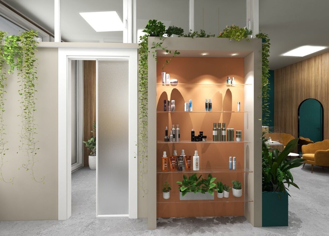 Interno elegante del Lash Lab Beauty Concept a Reggio Emilia, con piante e prodotti esposti.