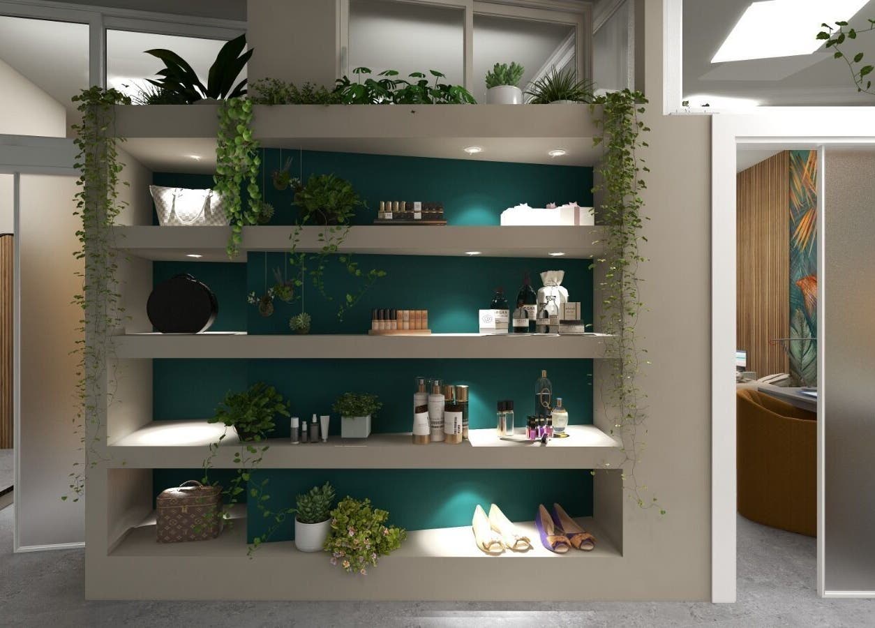 Prodotti di bellezza esposti in scaffali moderni al Lash Lab Beauty Concept, Reggio Emilia, Emilia-romagna, IT.