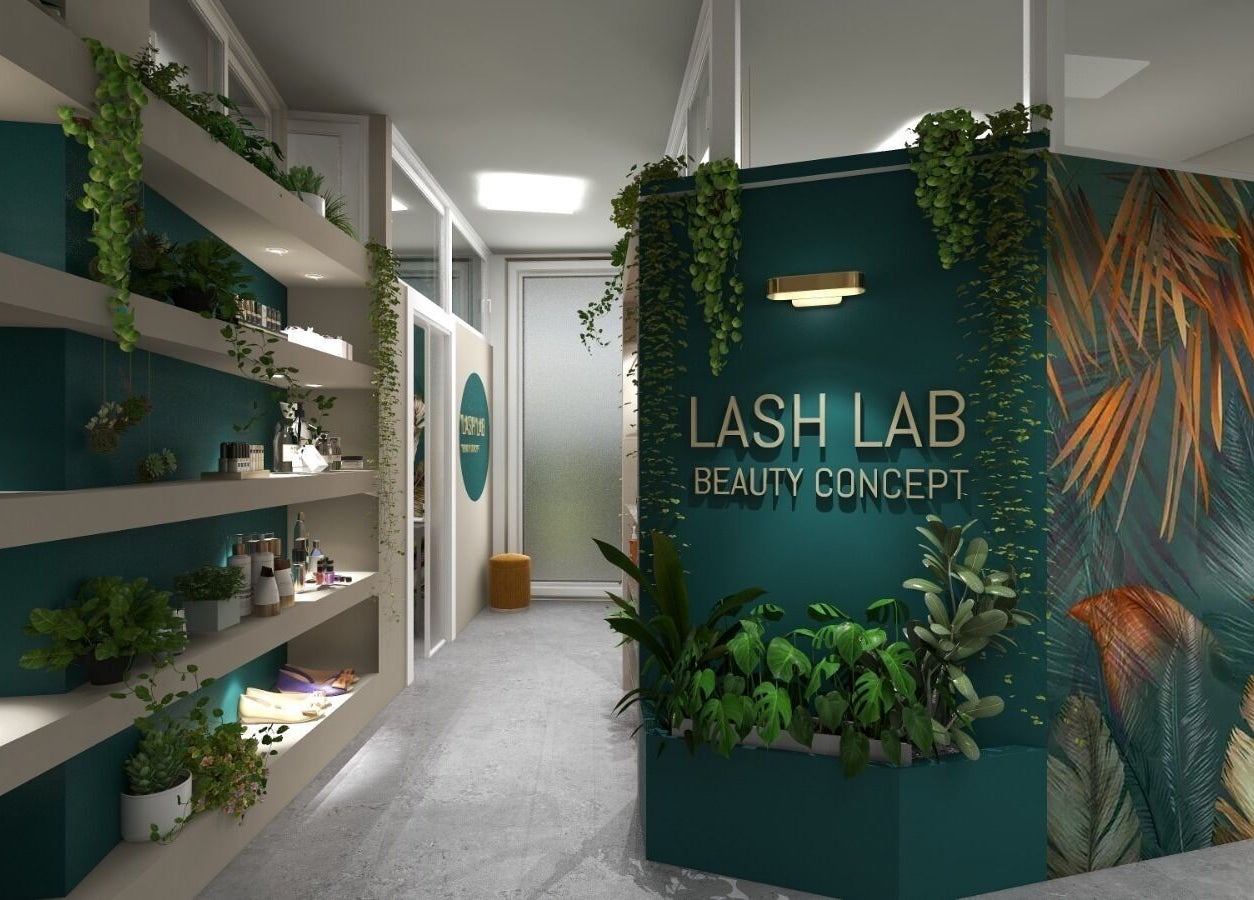 Interno di Lash Lab Beauty Concept, Reggio Emilia, con scaffali verdi e piante rigogliose.