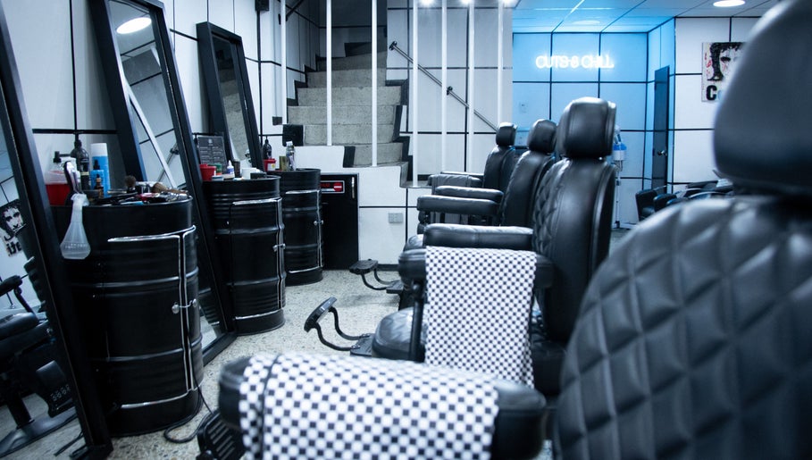 Interior moderno de All Handmade Barbería en Bogotá, Cundinamarca, CO con sillas elegantes y decoración estilizada.