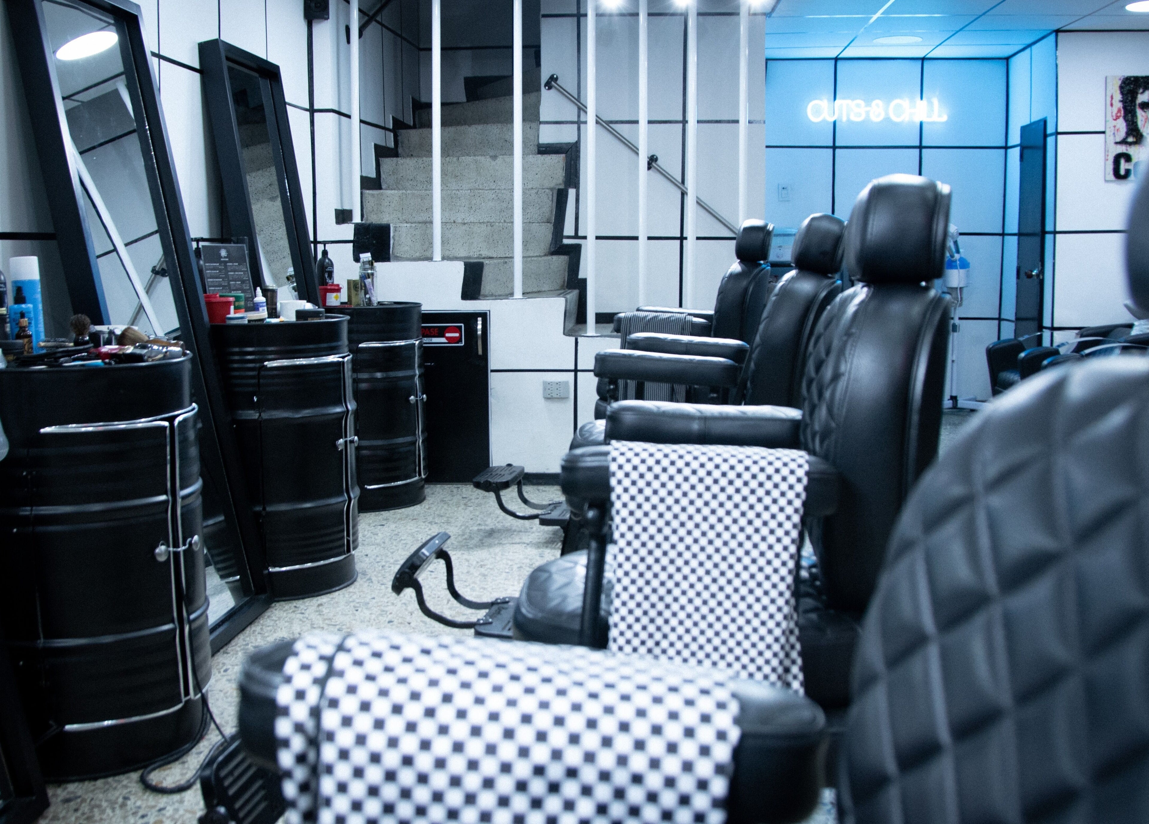 Interior moderno de All Handmade Barbería en Bogotá, Cundinamarca, CO con sillas elegantes y decoración estilizada.