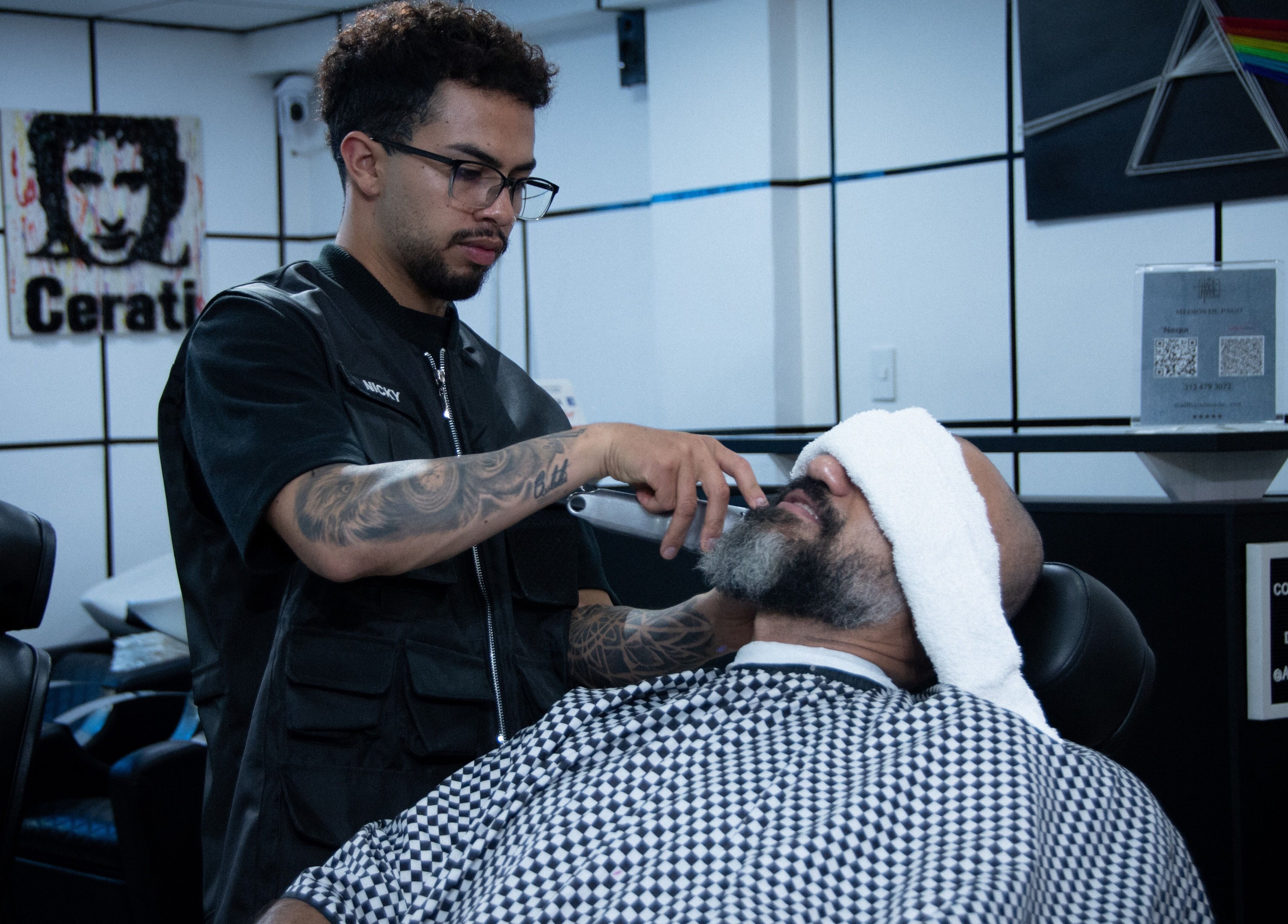 Barbero trabajando en All Handmade Barbería, Bogotá, Cundinamarca, CO. Corte de barba profesional.