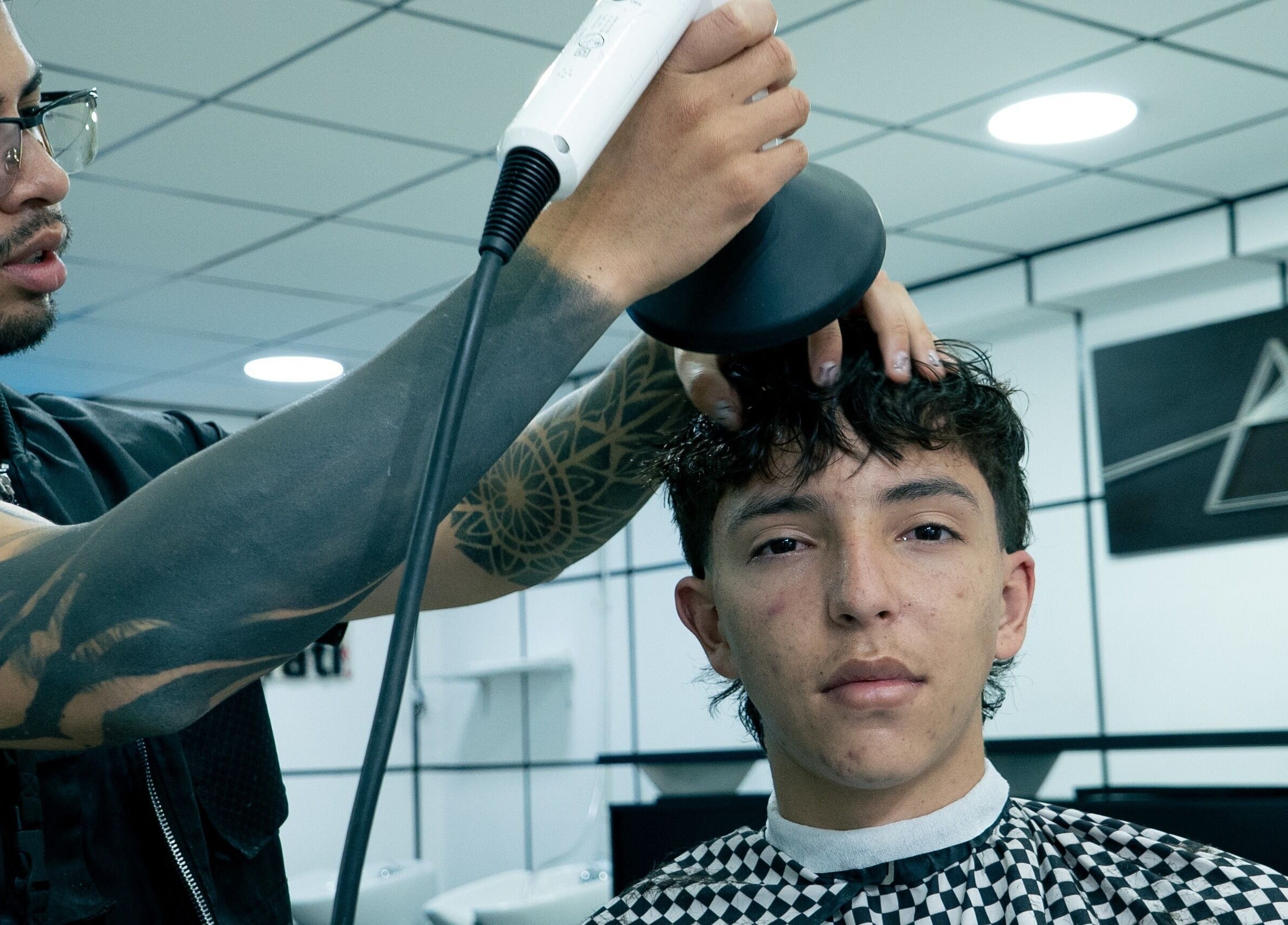 Servicio de secado de cabello en All Handmade Barbería, Bogotá, Cundinamarca, CO.