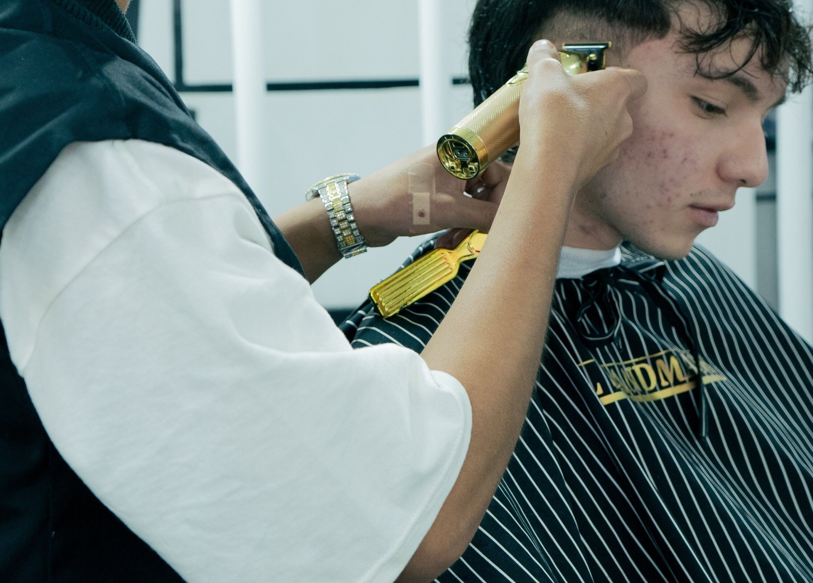 Barbero realizando corte de cabello en All Handmade Barbería, Bogotá, Cundinamarca, CO.