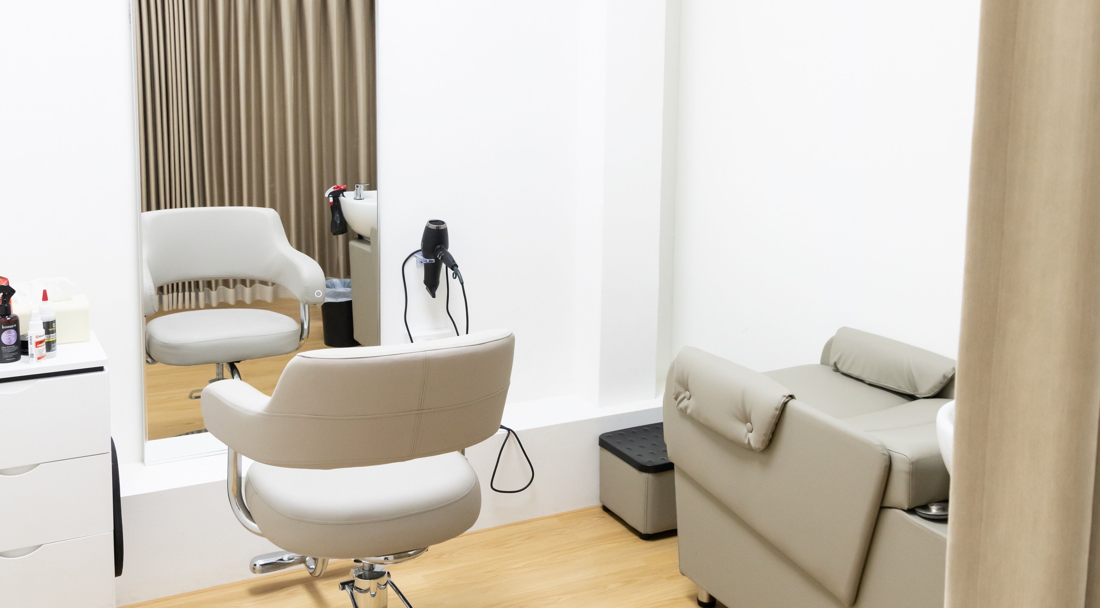 Modern styling chair and mirror at M.Y Refresh HairLab, Singapore, SG, offering a relaxing hair experience.