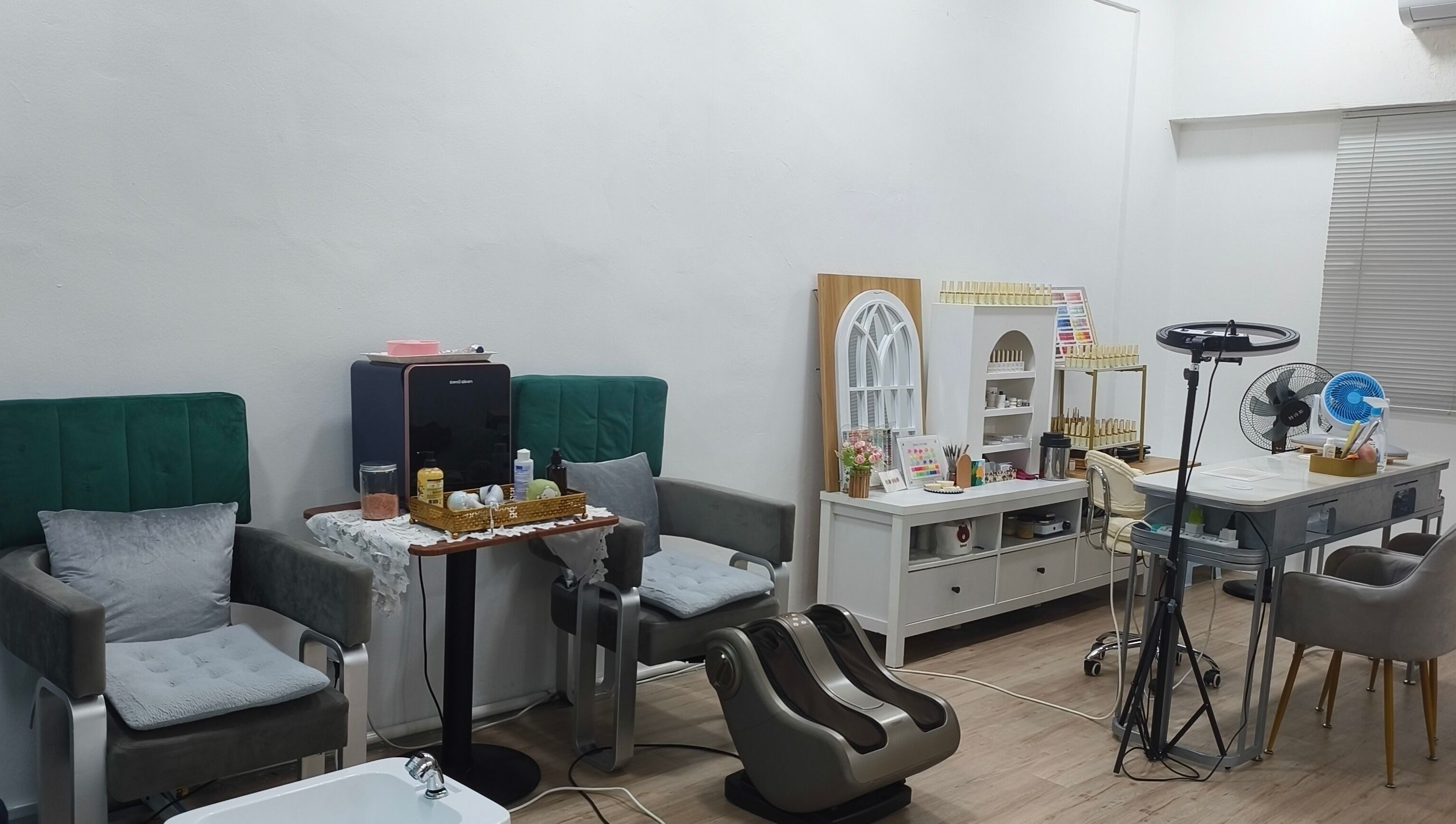 Relaxing seating area at Rainbow Nail Spa, Subang Jaya, Selangor, MY showcasing modern decor and comfy chairs.