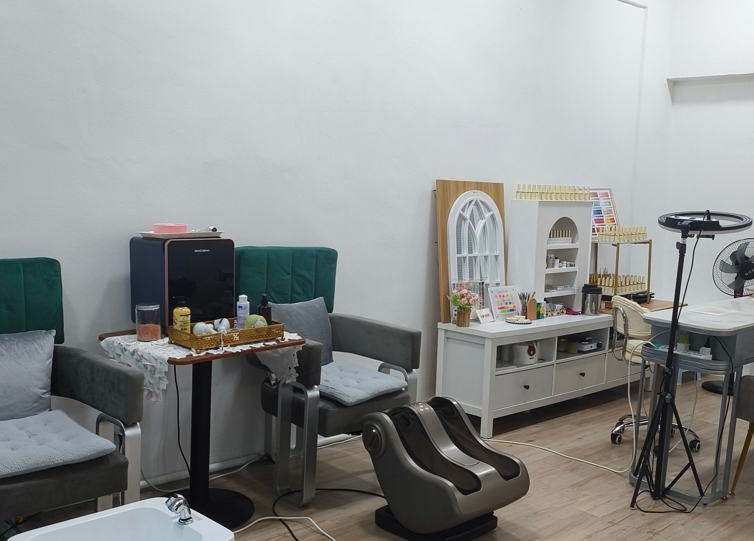 Relaxing seating area at Rainbow Nail Spa, Subang Jaya, Selangor, MY showcasing modern decor and comfy chairs.