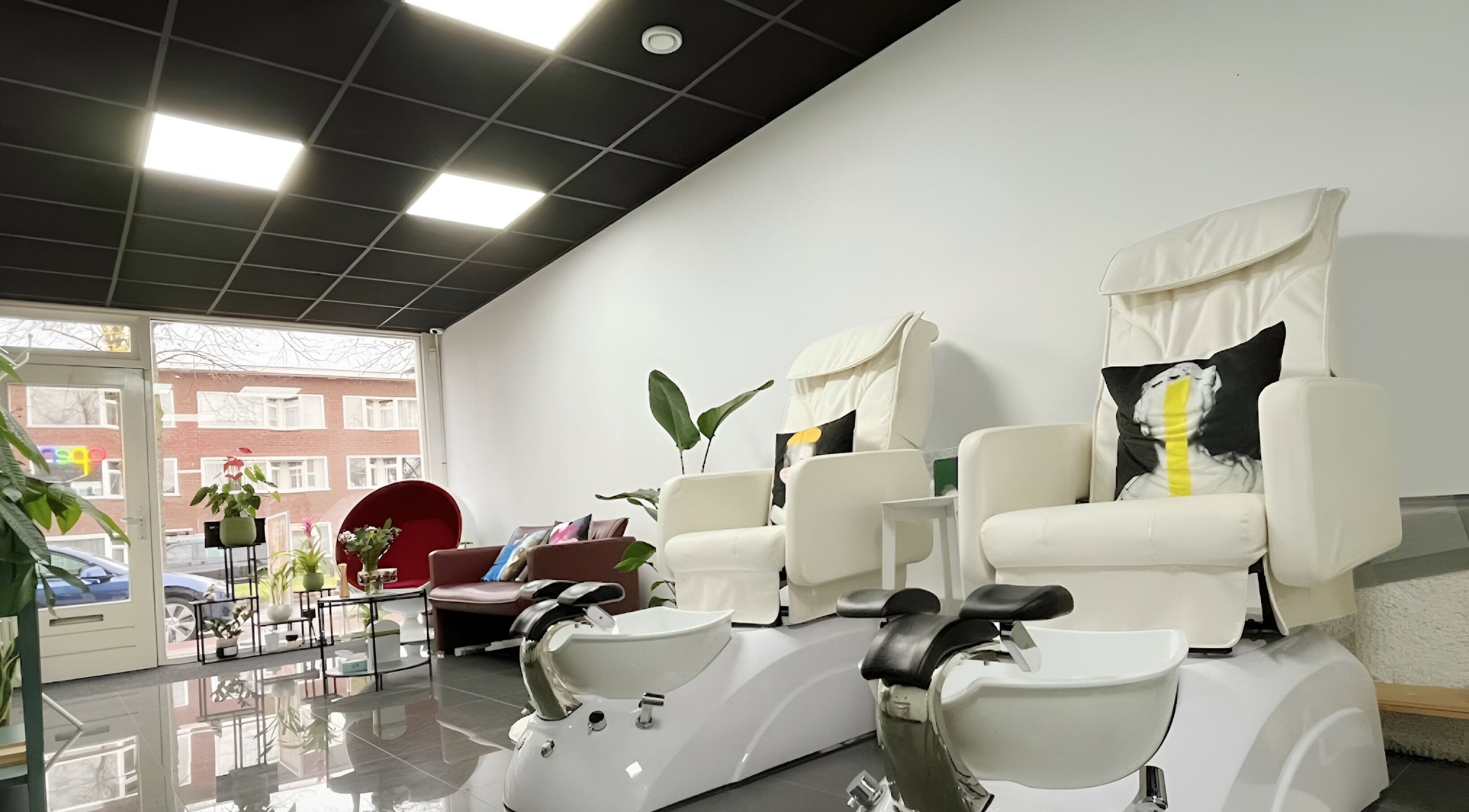 Luxèl Utrecht beauty salon pedicure stoelen en planten, Utrecht, Utrecht, NL.