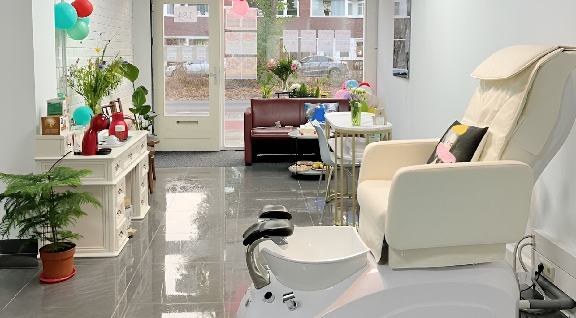 Interieur van Luxèl Utrecht, een wellnessruimte in Utrecht, Utrecht, NL met moderne pedicurestoel en gezellige sfeer.