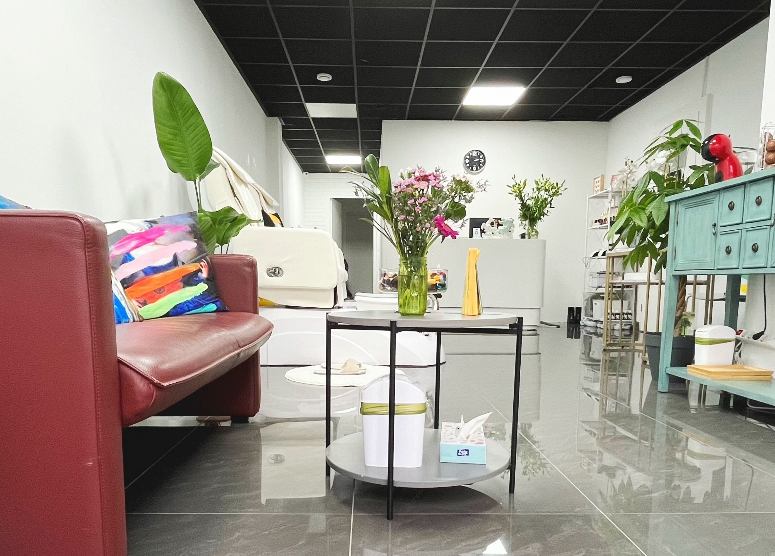 Interieur van Luxèl Utrecht in Utrecht, Utrecht, NL met moderne meubels en decoratieve planten.