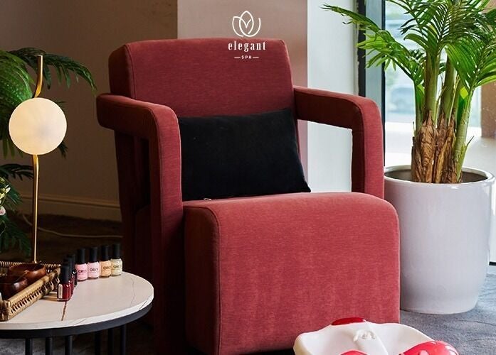 زاوية هادئة في Elegant Spa | ايلقنت سبا للخدمات المنزلية، الرياض، توفر كرسي مريح وزهور وفوانيس هادئة.