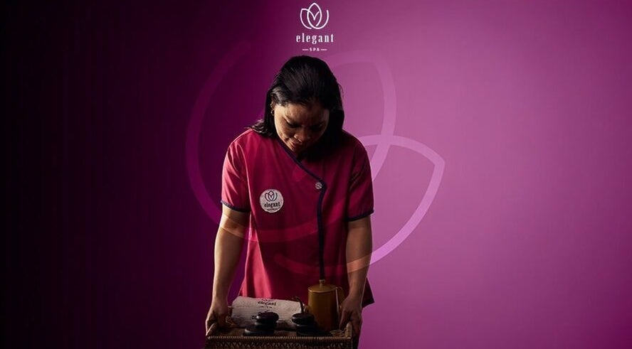 معالجة تقدم خدمة في Elegant Spa | ايلقنت سبا للخدمات المنزلية، الرياض، منطقة الرياض، السعودية.