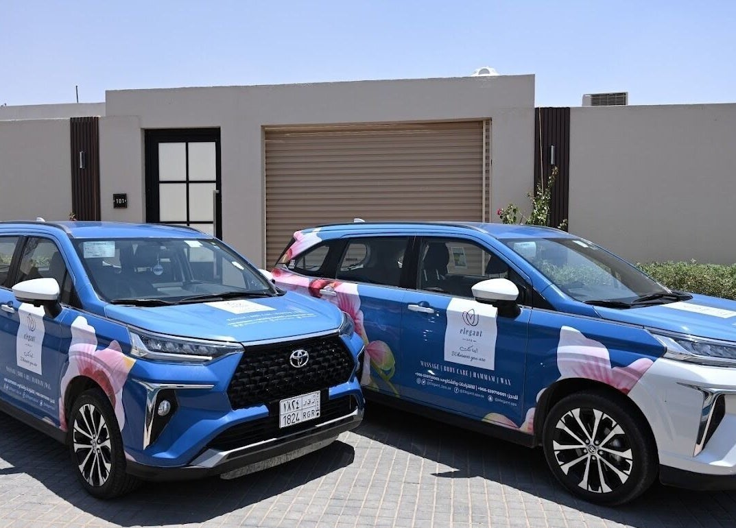 سيارتان مزينتان لشركة ايلقنت سبا للخدمات المنزلية في الرياض، الرياض الكبرى، SA.