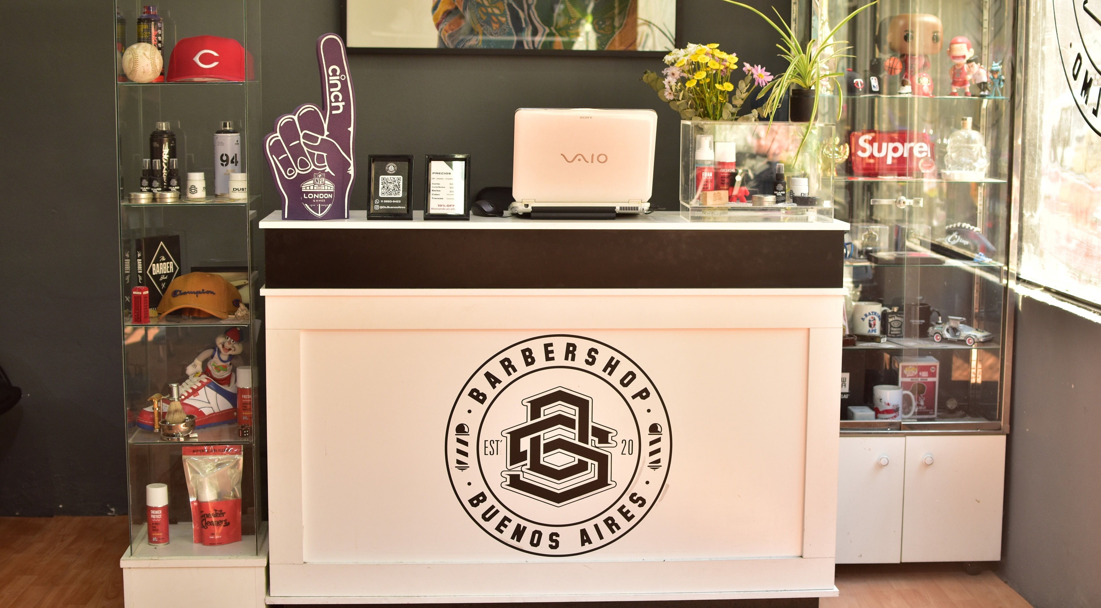 Interior de DS Barbershop en Buenos Aires, Ciudad Autónoma De Buenos Aires, AR con decoraciones modernas.