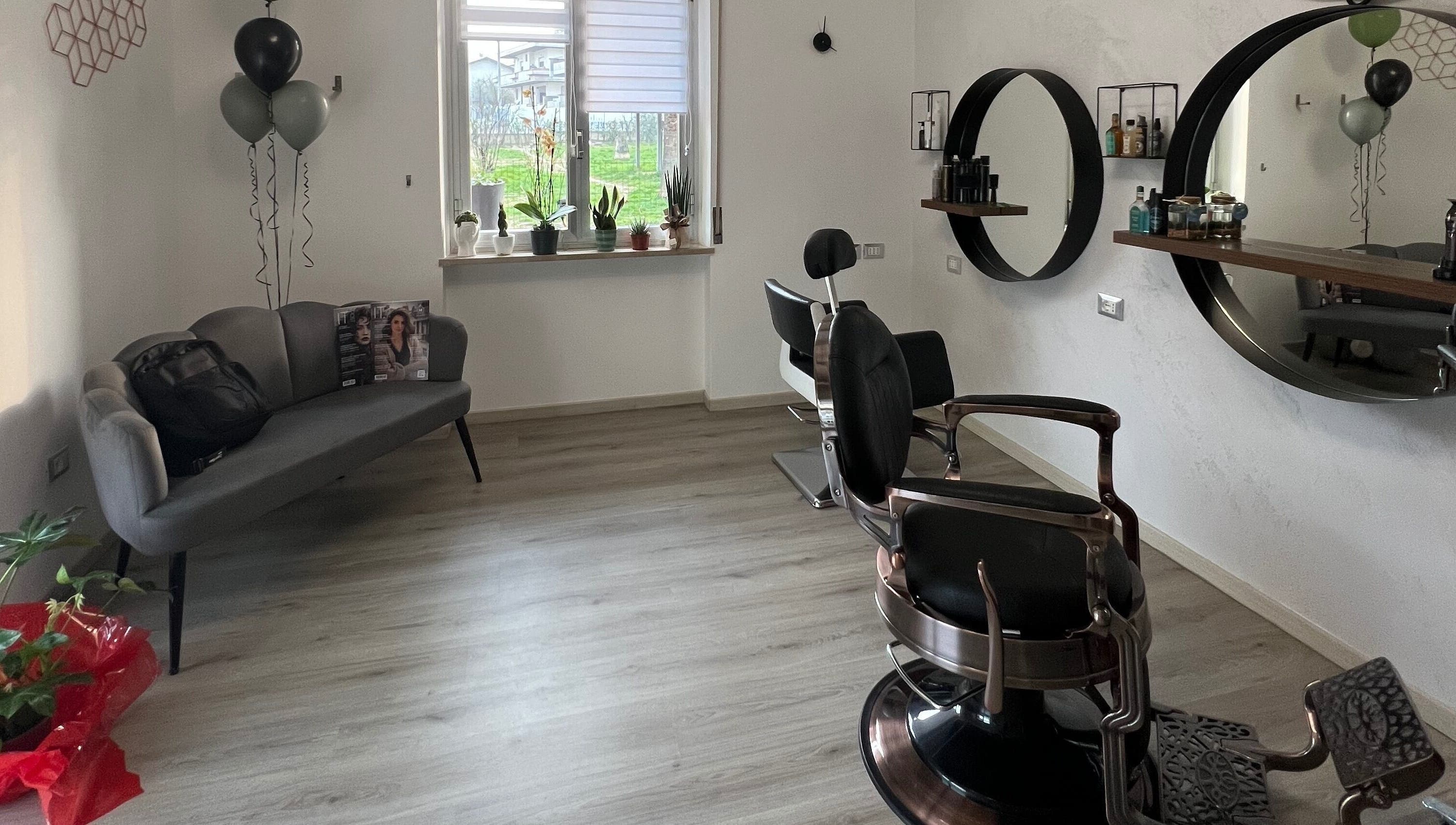 Interno di Hair Evolution di Giorgio Finelli, Villa Zaccheo-petriccione, Abruzzo, IT, con poltrona e specchio elegante.