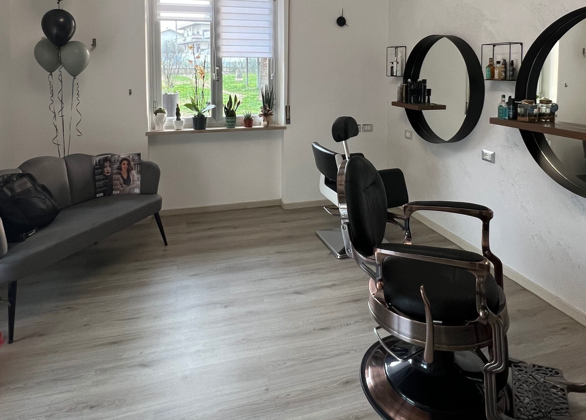 Interno di Hair Evolution di Giorgio Finelli, Villa Zaccheo-petriccione, Abruzzo, IT, con poltrona e specchio elegante.