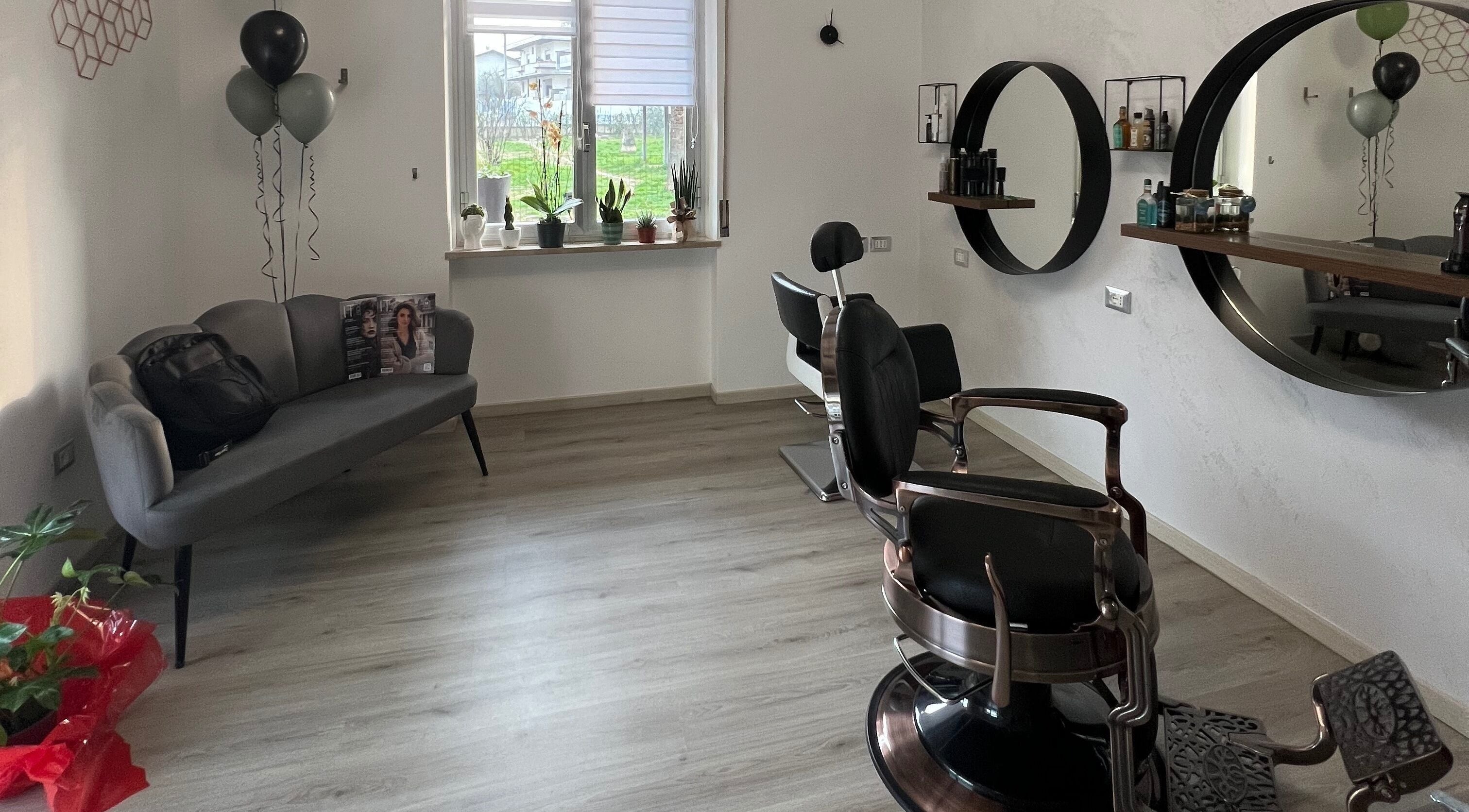 Interno di Hair Evolution di Giorgio Finelli, Villa Zaccheo-petriccione, Abruzzo, IT, con poltrona e specchio elegante.