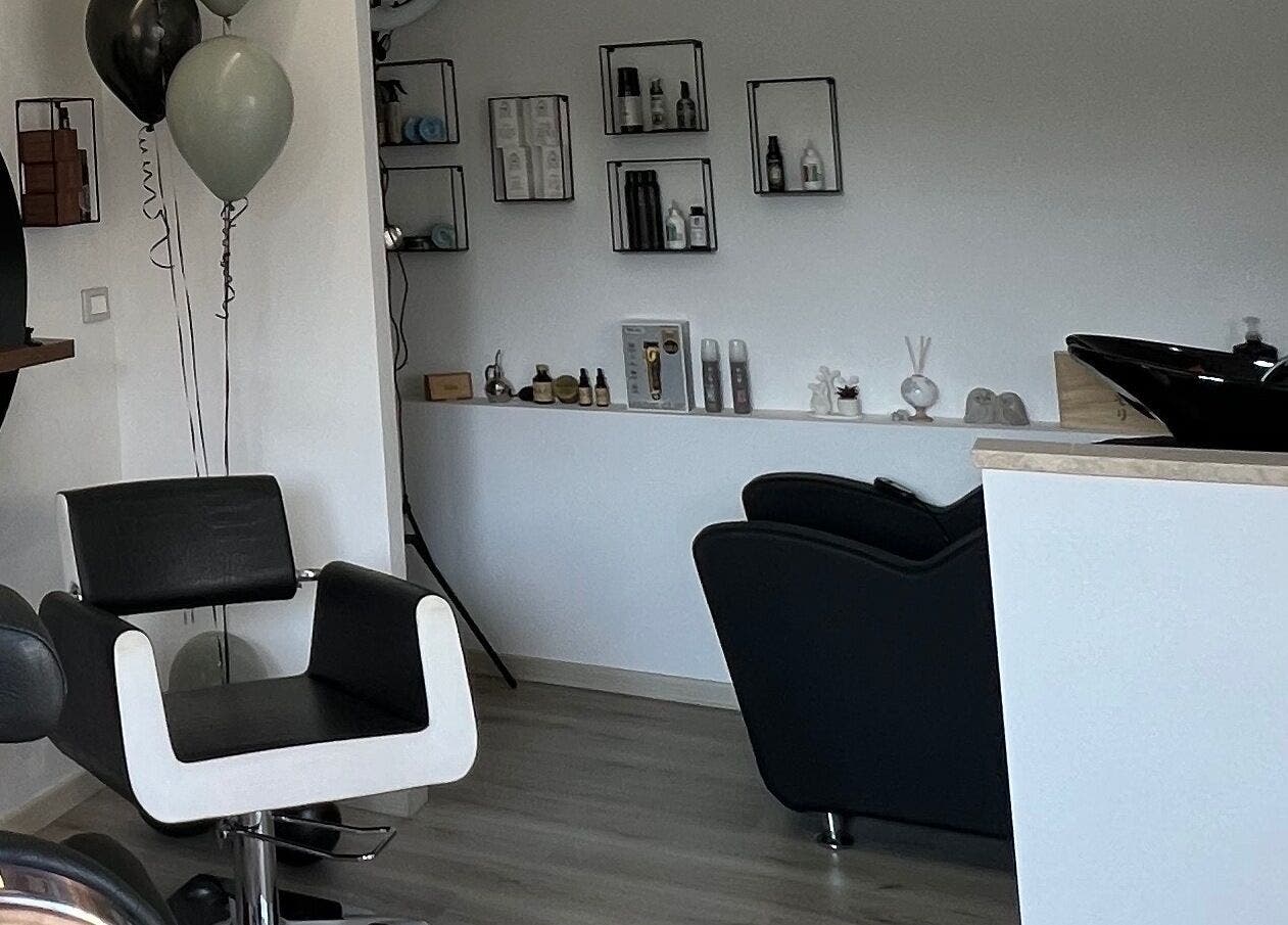 Interno elegante di Hair Evolution di Giorgio Finelli a Villa Zaccheo-petriccione, Abruzzo, IT.