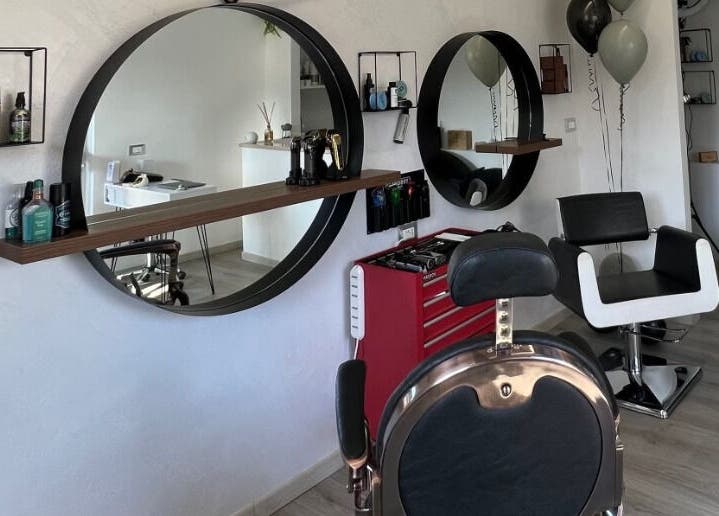 Specchi moderni e postazioni styling presso Hair Evolution di Giorgio Finelli, Villa Zaccheo-petriccione, Abruzzo, IT.