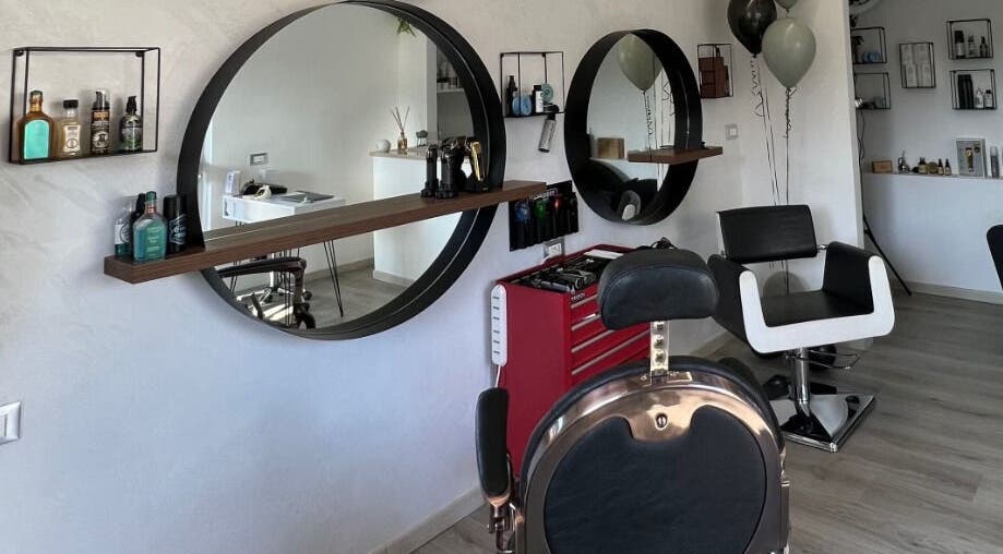 Specchi moderni e postazioni styling presso Hair Evolution di Giorgio Finelli, Villa Zaccheo-petriccione, Abruzzo, IT.