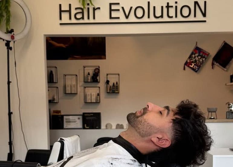 Interno di Hair Evolution di Giorgio Finelli a Villa Zaccheo-petriccione, Abruzzo, IT, con cliente rilassato.