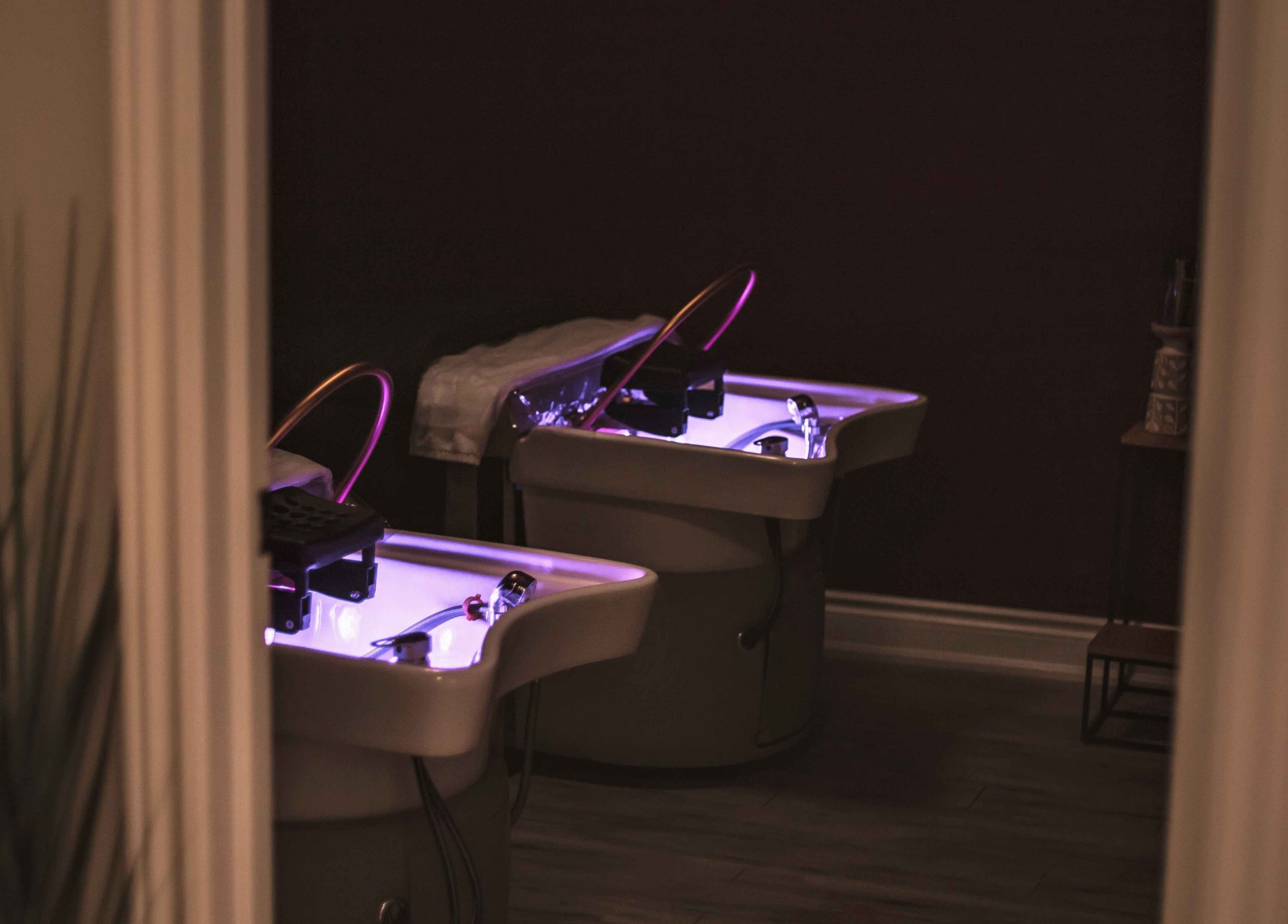 Relaxing spa tubs at Bella Vida Head Spa, Bowmanville, Ontario, CA with soft ambient lighting.
