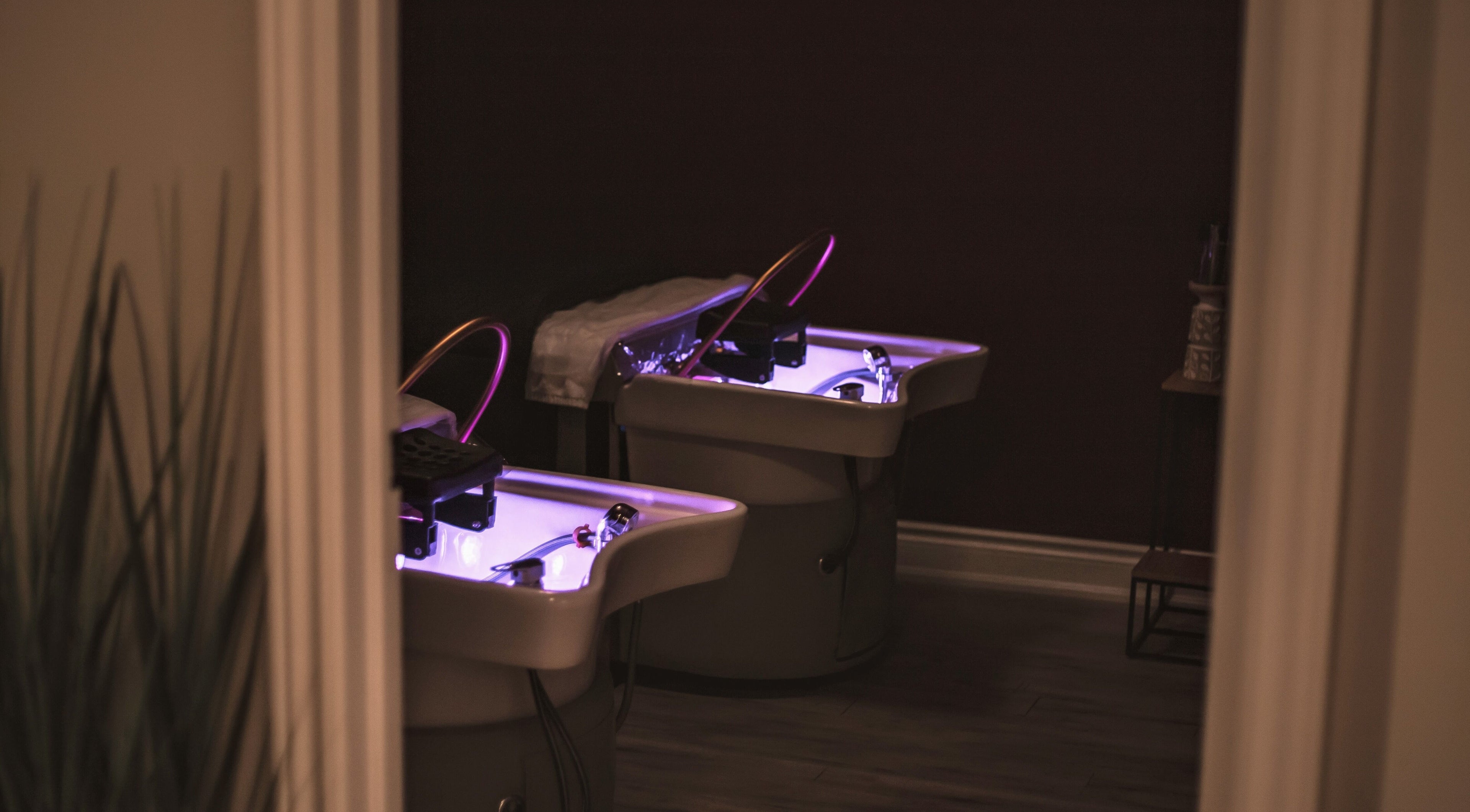 Relaxing spa tubs at Bella Vida Head Spa, Bowmanville, Ontario, CA with soft ambient lighting.